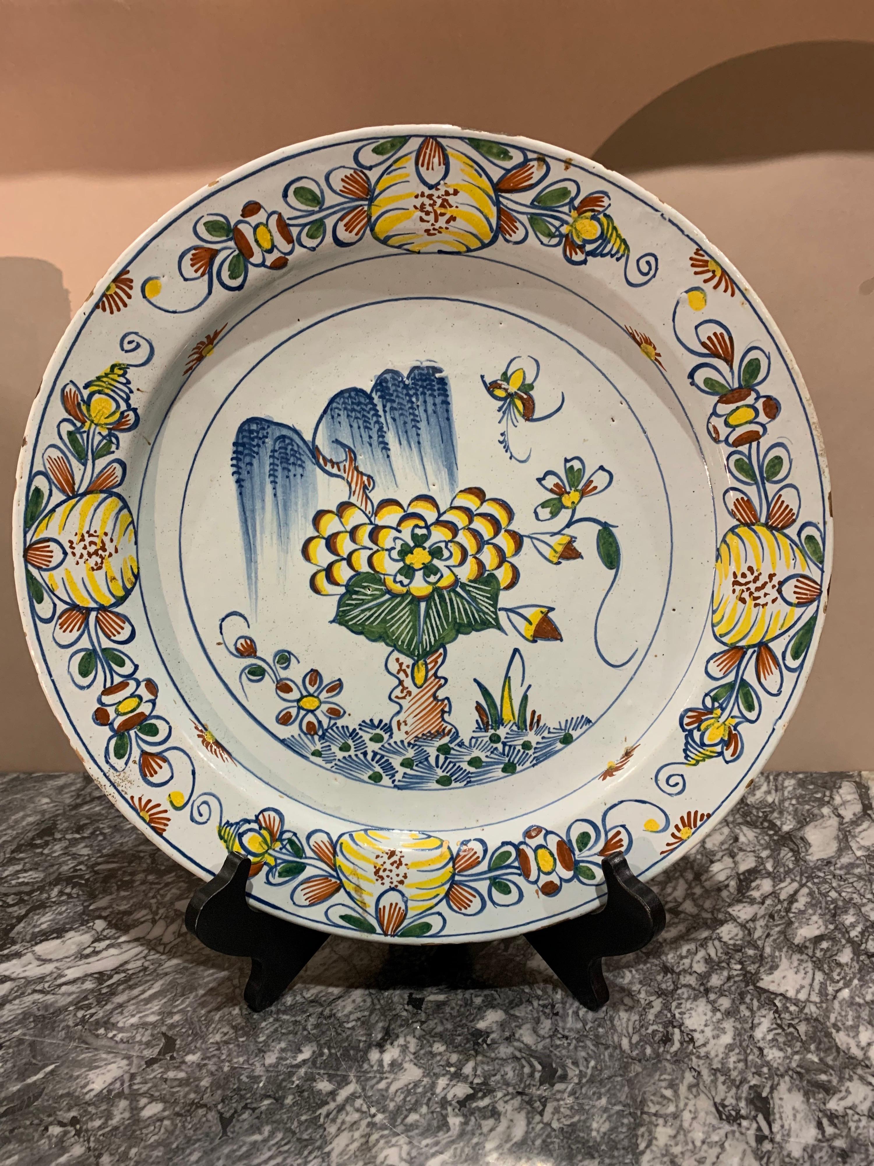 Faïence de Delft Paire d'assiettes de présentation anglaises polychromes en faïence de Delft du 18ème siècle en vente