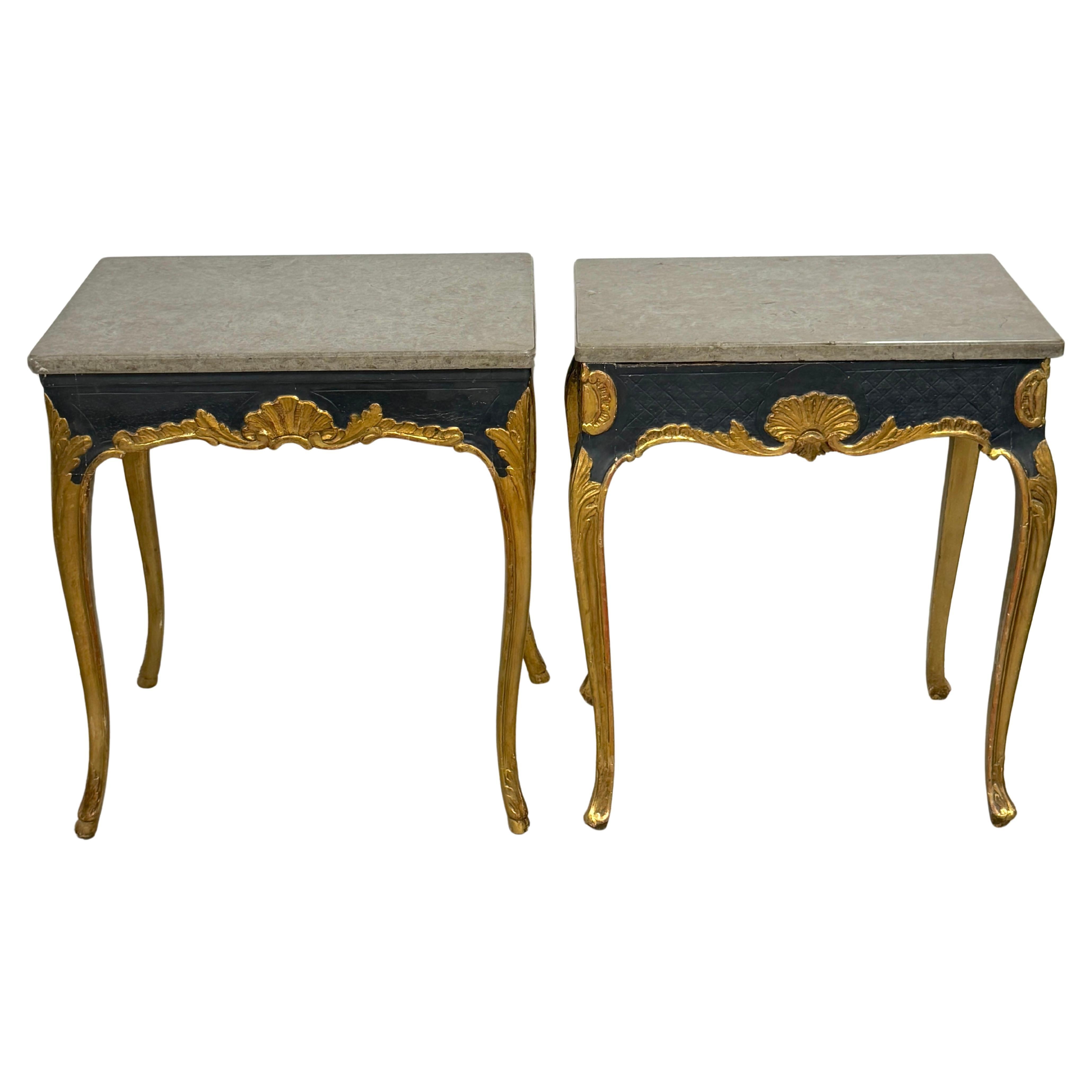 Près d'une paire de tables néoclassiques italiennes du 18e siècle en marbre doré et polychromé