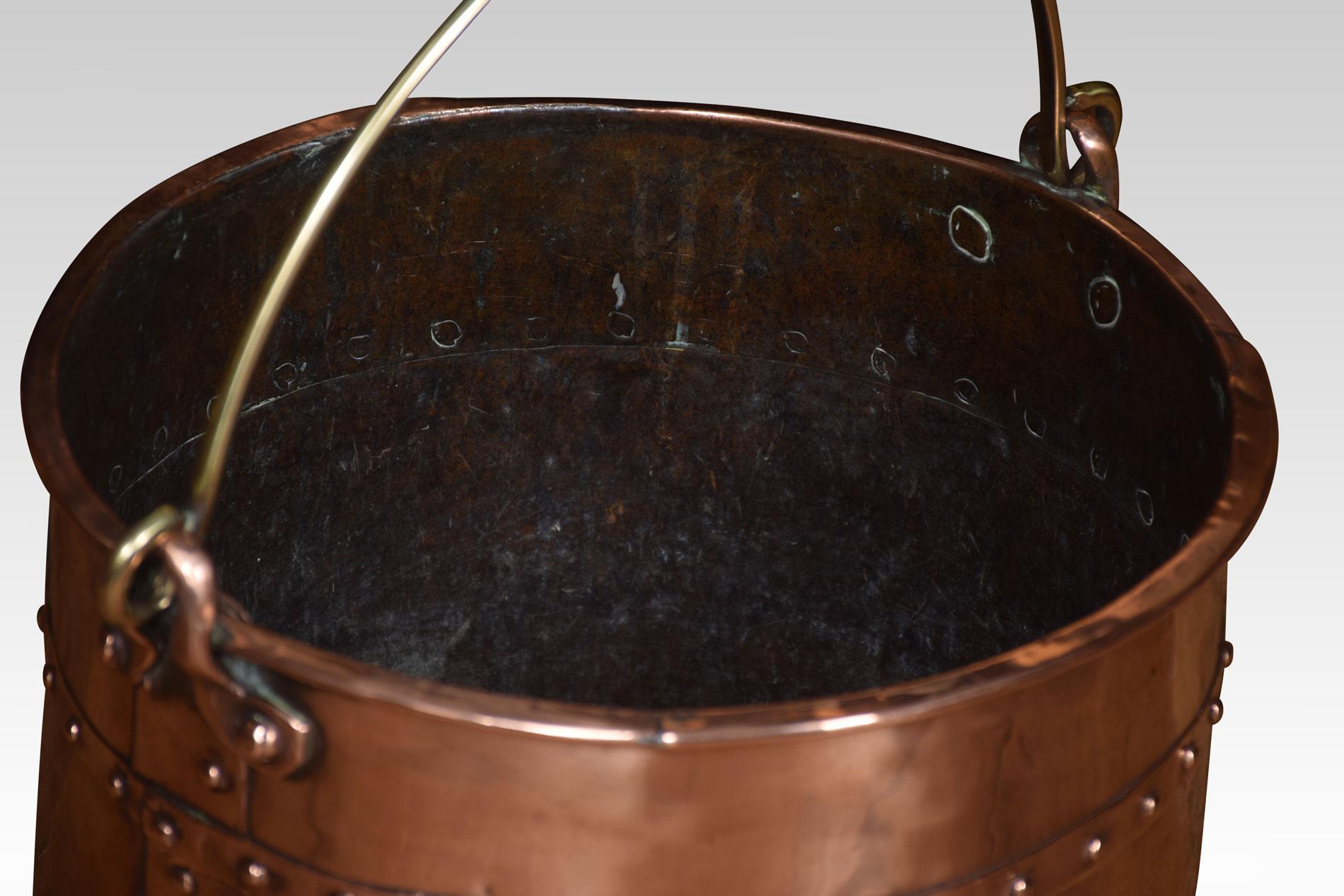 Near Pair of 19th Century Copper Buckets In Good Condition In Cheshire, GB