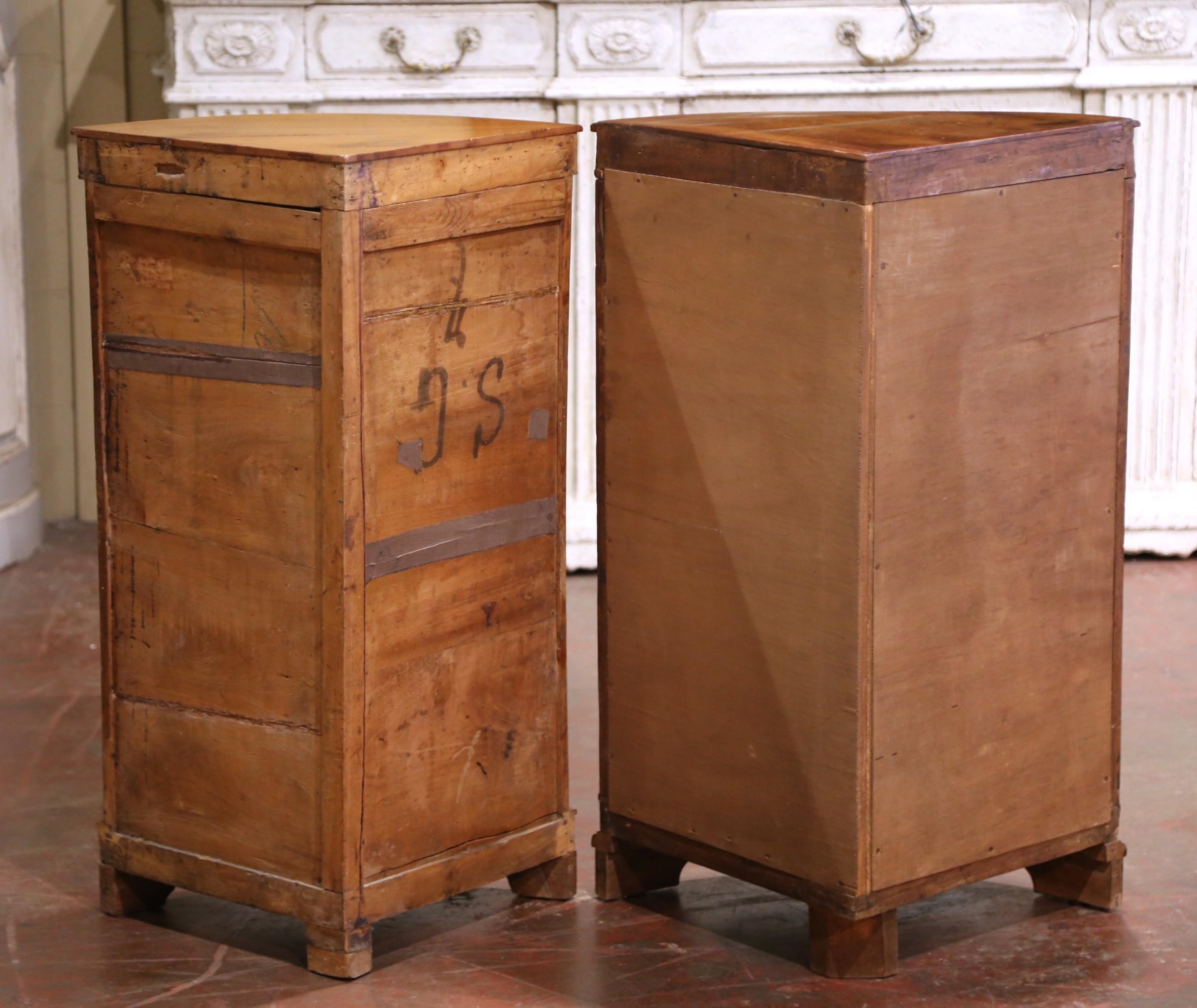 Pareja de armarios esquineros de nogal Louis Philippe del siglo XIX en venta 11