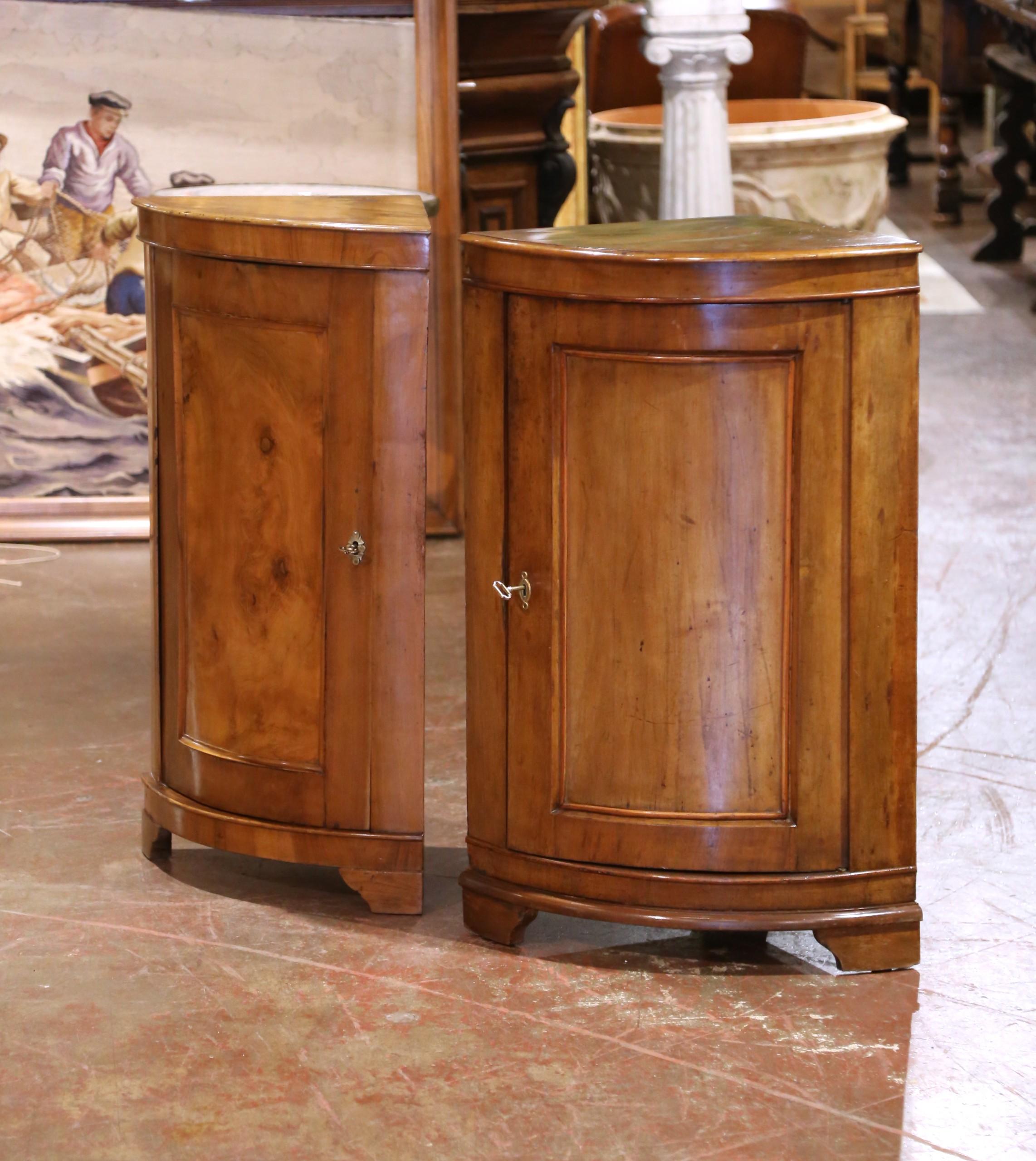 Añade encanto y funcionalidad a un interior tradicional con este cercano par de armarios esquineros franceses antiguos, fabricados en nogal macizo hacia 1870. Ejecutados al estilo Louis Philippe, los armarios provinciales presentan un elegante