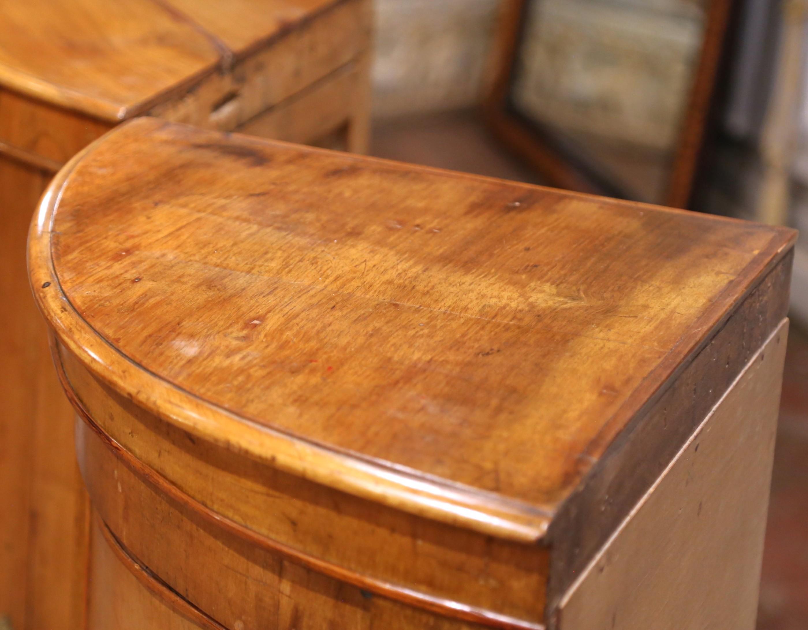Pareja de armarios esquineros de nogal Louis Philippe del siglo XIX Luis Felipe en venta