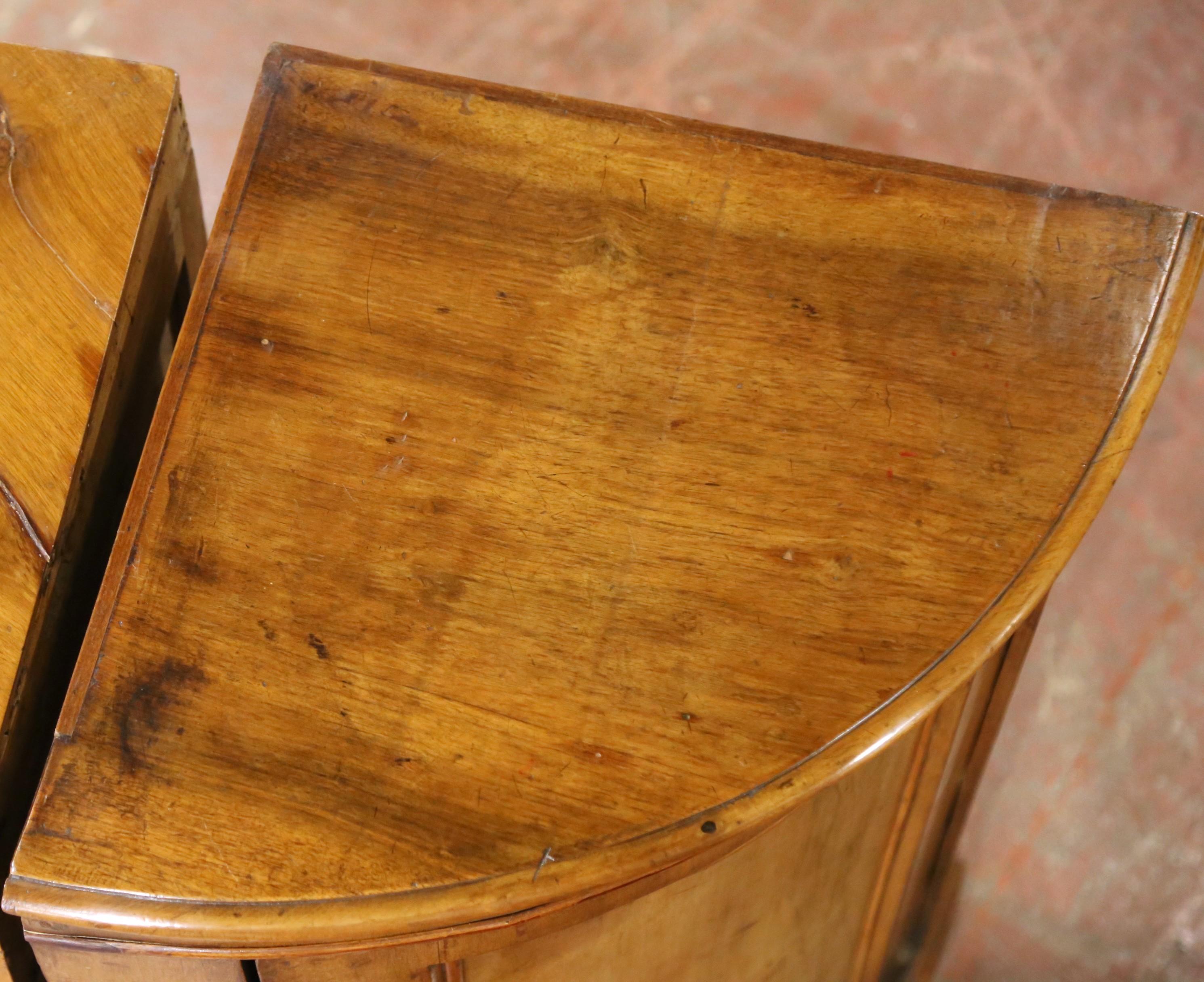 Pareja de armarios esquineros de nogal Louis Philippe del siglo XIX en venta 1