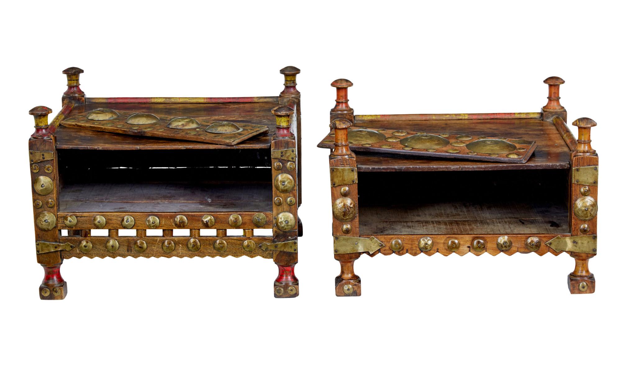 Nous avons ici deux tables de chevet marocaines similaires, datant de 1890.

Fabriqué à la main en bois dur.  Chaque coin est orné d'un épi de faîtage.  Le devant des tables est décoré de ronds en laiton.  Les façades coulissent vers le haut pour