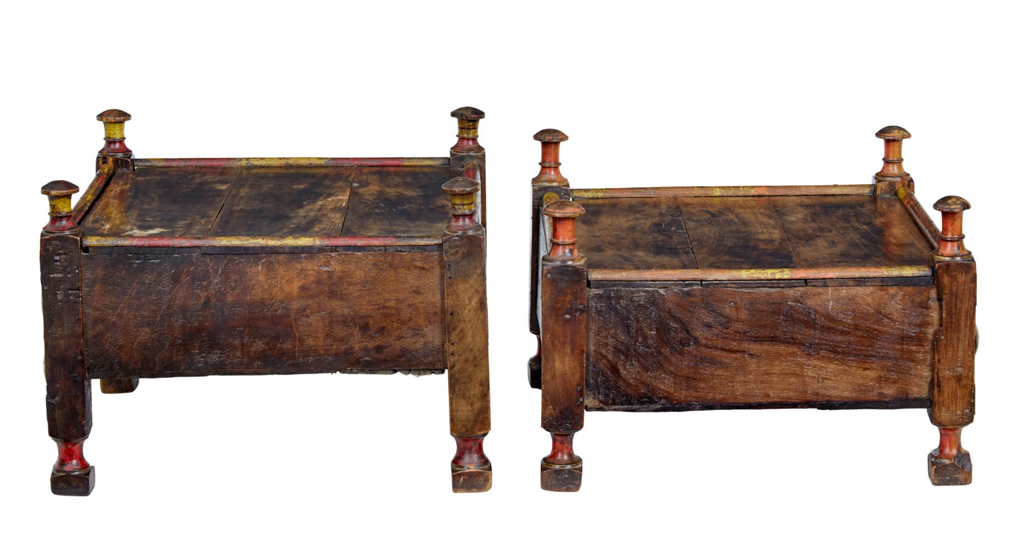 Victorien Près d'une paire de tables de chevet basses marocaines du 19e siècle en vente