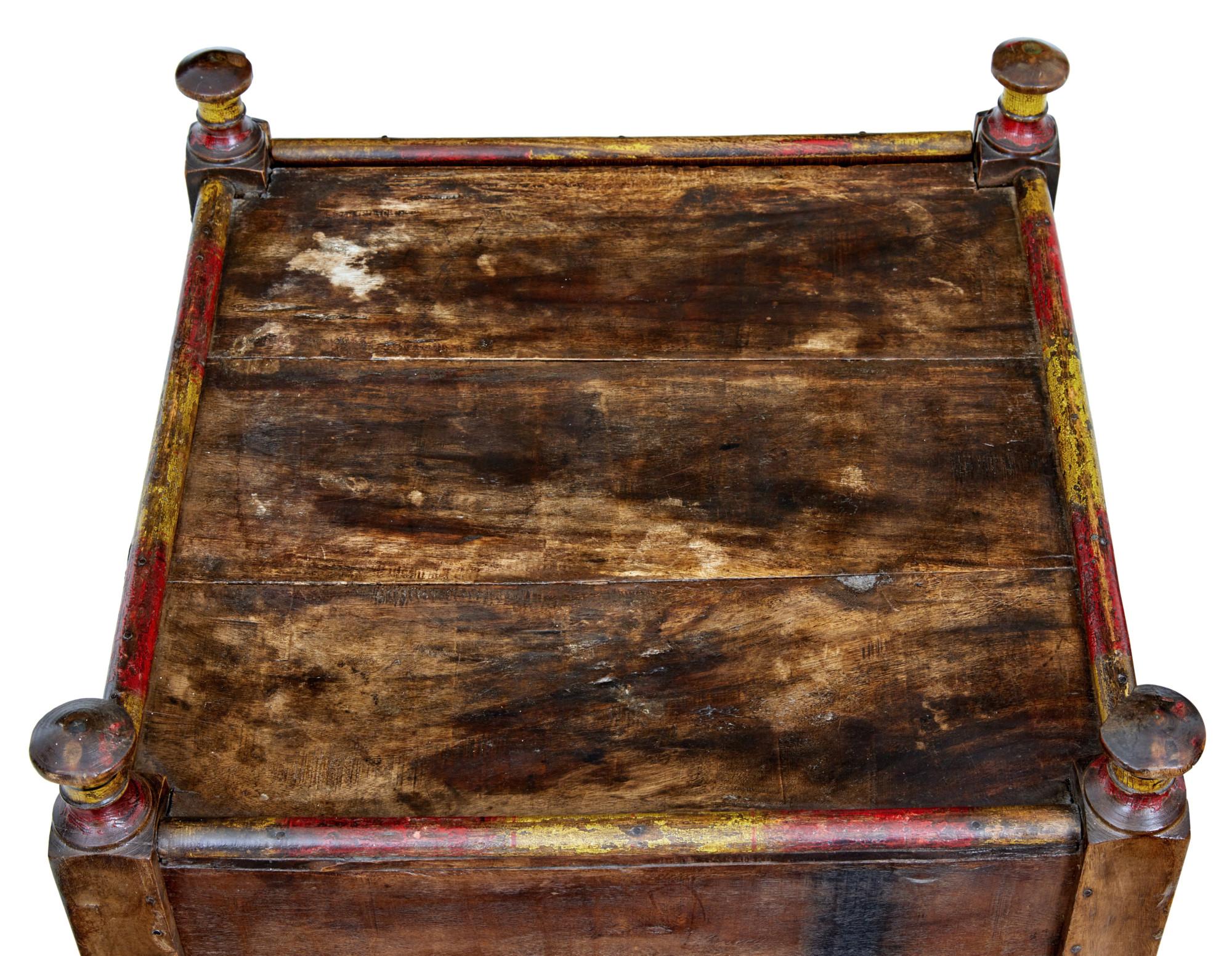 Fait main Près d'une paire de tables de chevet basses marocaines du 19e siècle en vente