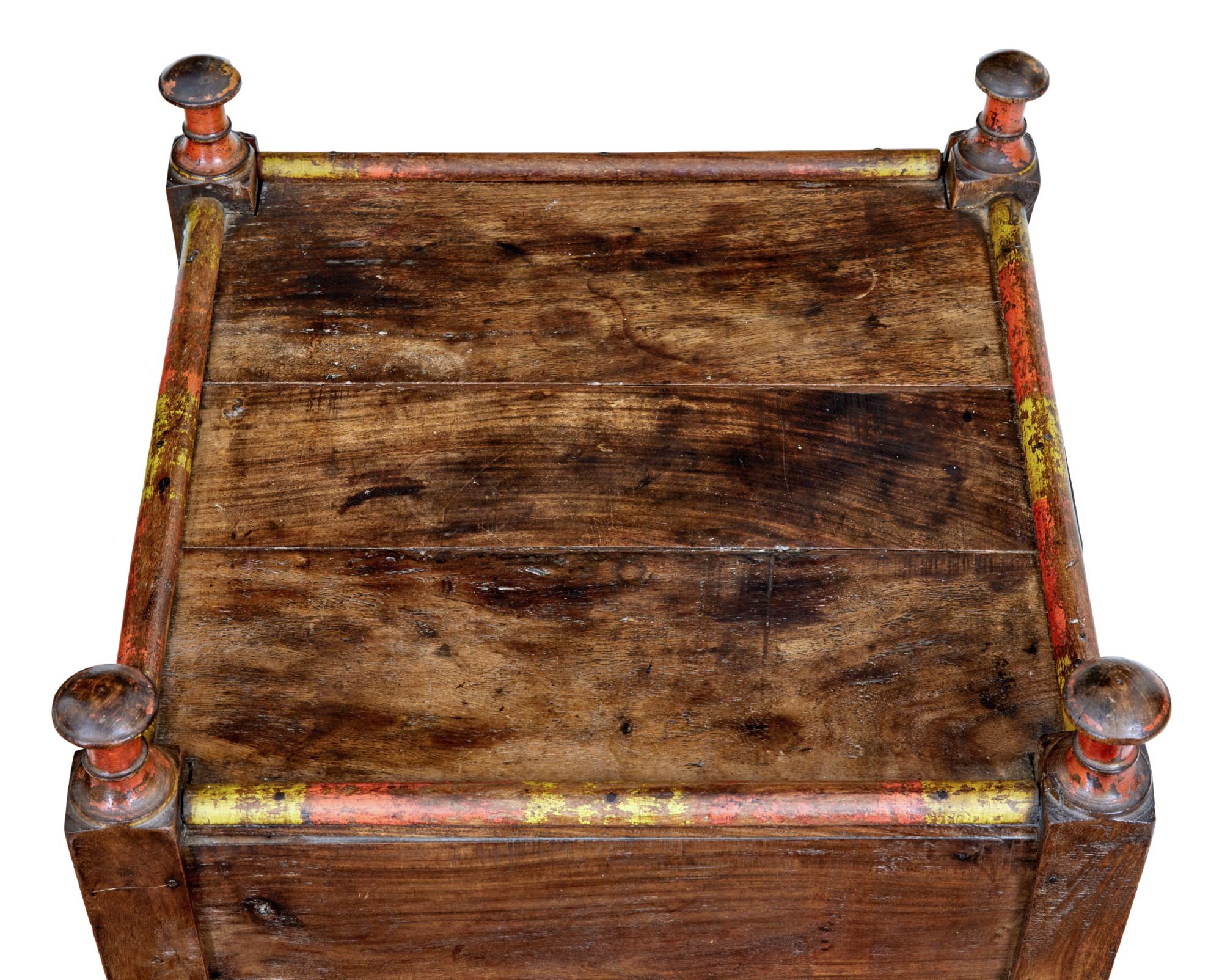 Près d'une paire de tables de chevet basses marocaines du 19e siècle Bon état - En vente à Debenham, Suffolk