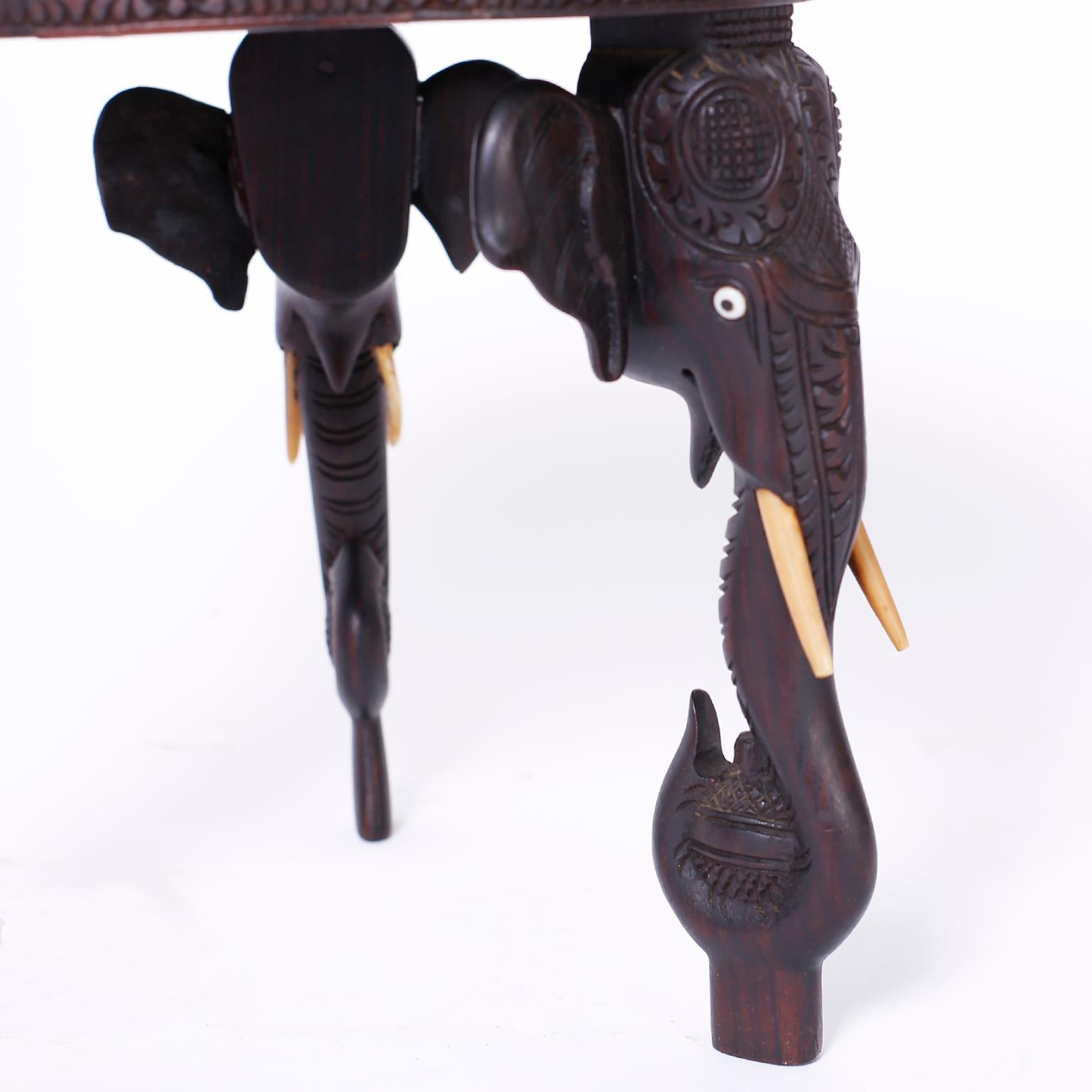 Acajou Paire de petits supports anciens anglo-indiens avec éléphants, début de série en vente