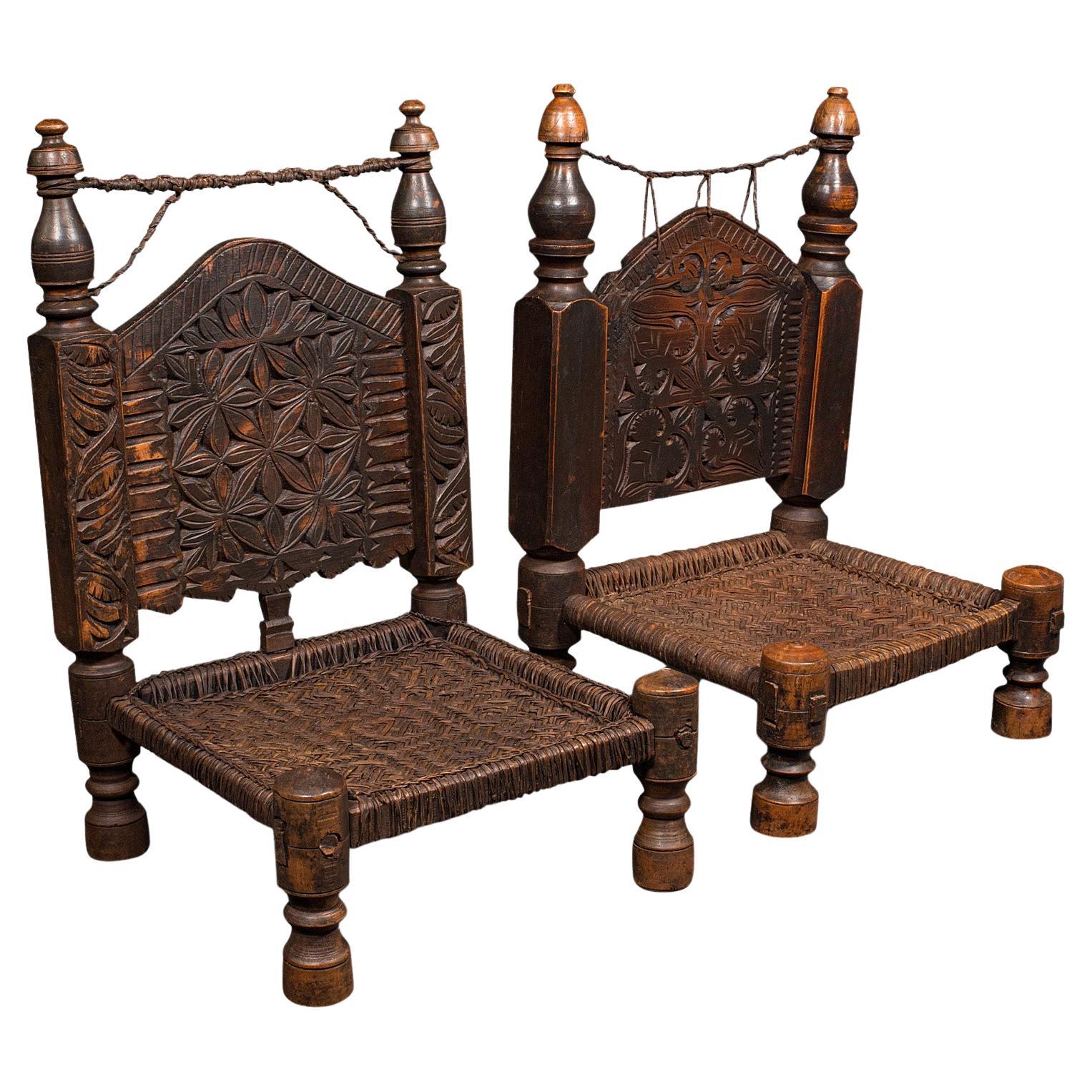 Paire de chaises de temple anciennes sculptées birmanes, décorées, coloniales, victoriennes