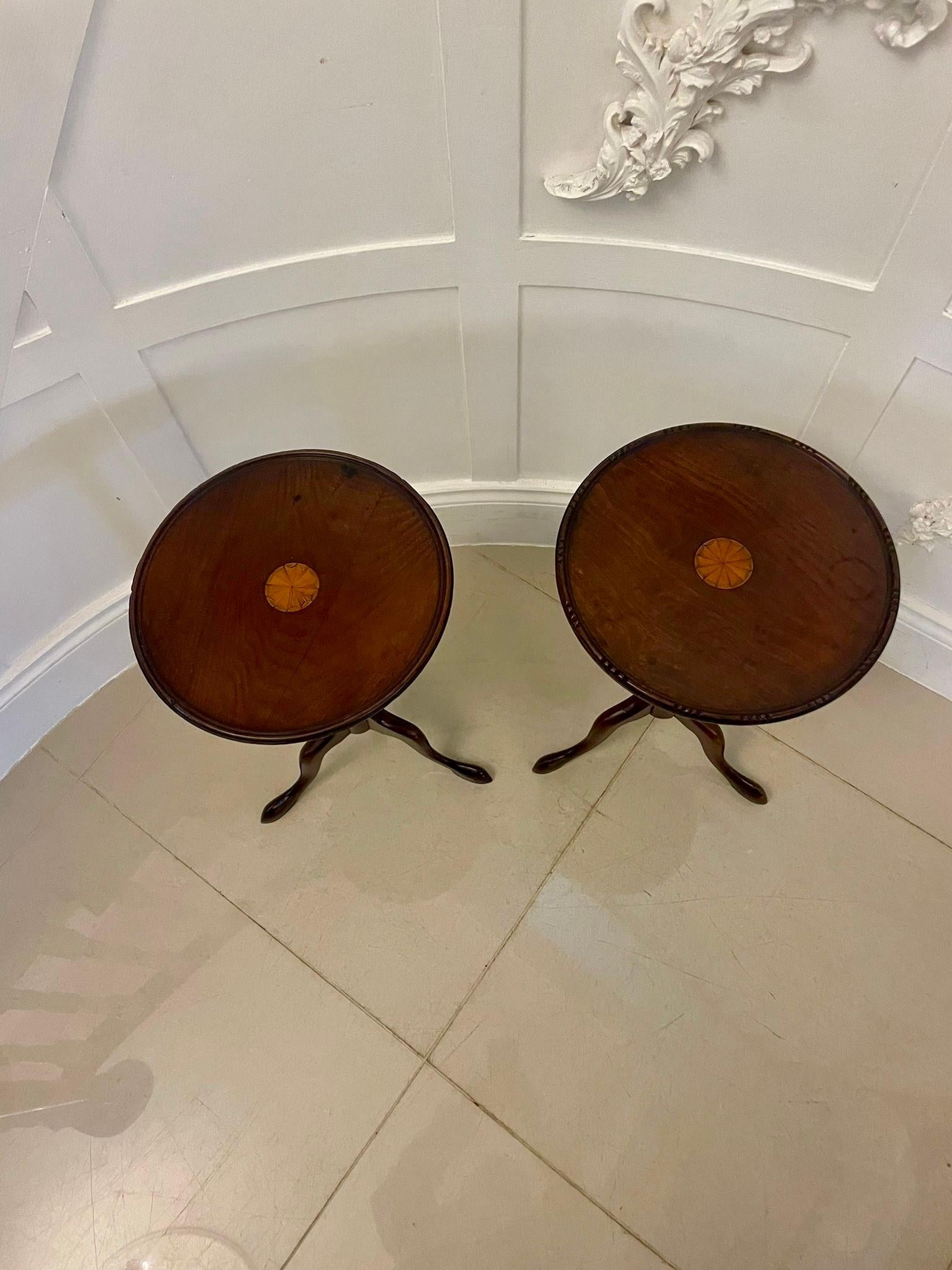 Pareja de Mesas de Lámpara Antiguas de Caoba con Incrustaciones de Calidad Eduardiana en venta 3