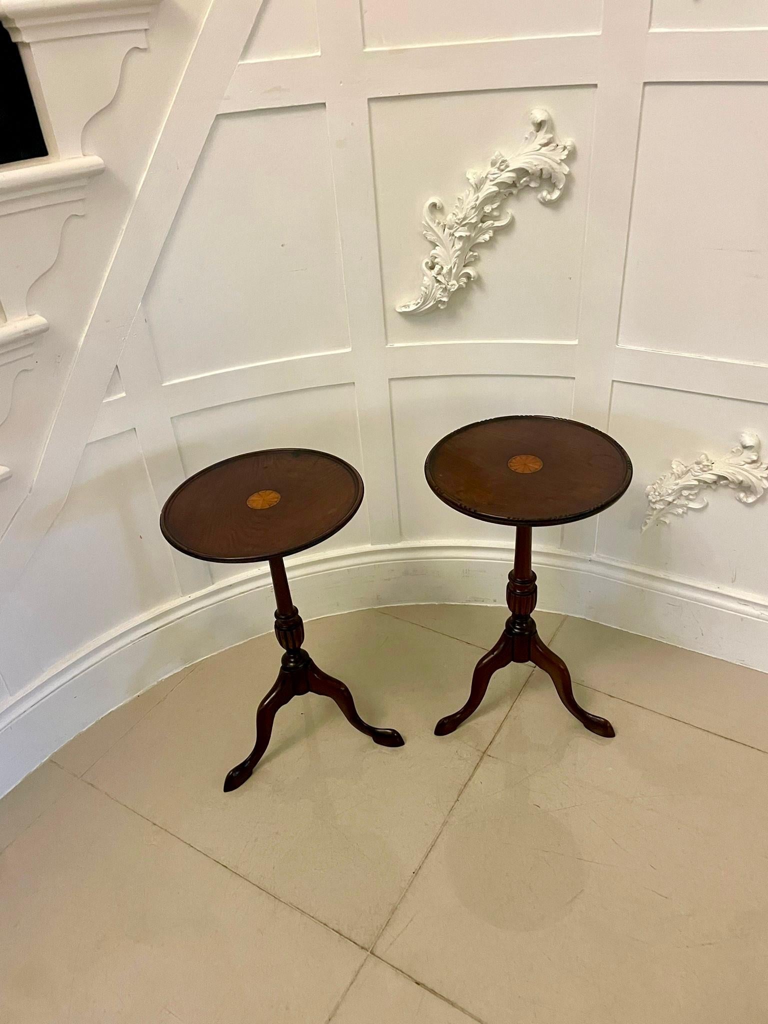Pareja de Mesas de Lámpara Antiguas de Caoba con Incrustaciones de Calidad Eduardiana en venta 4