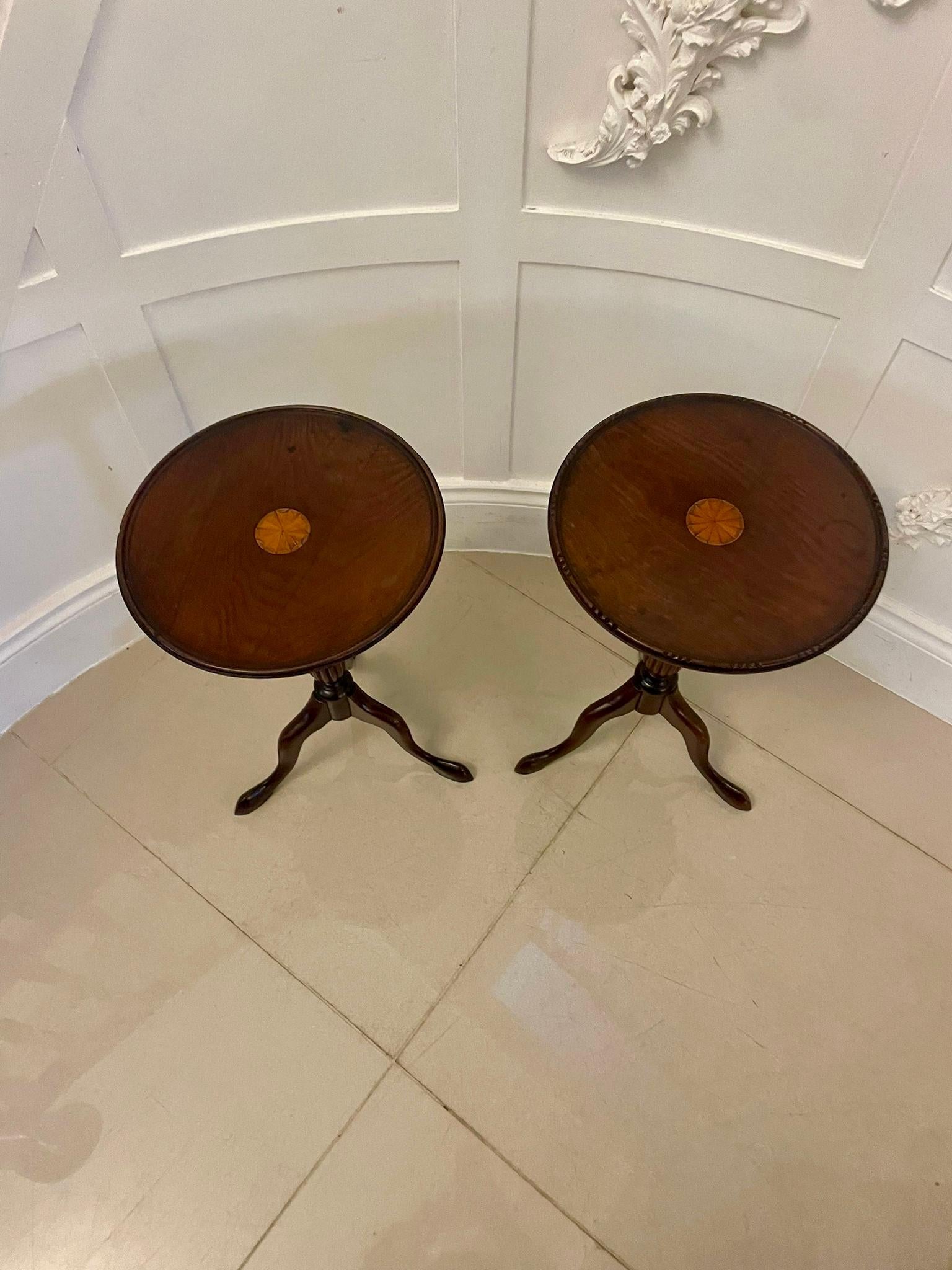 Pareja de Mesas de Lámpara Antiguas de Caoba con Incrustaciones de Calidad Eduardiana Incrustación en venta