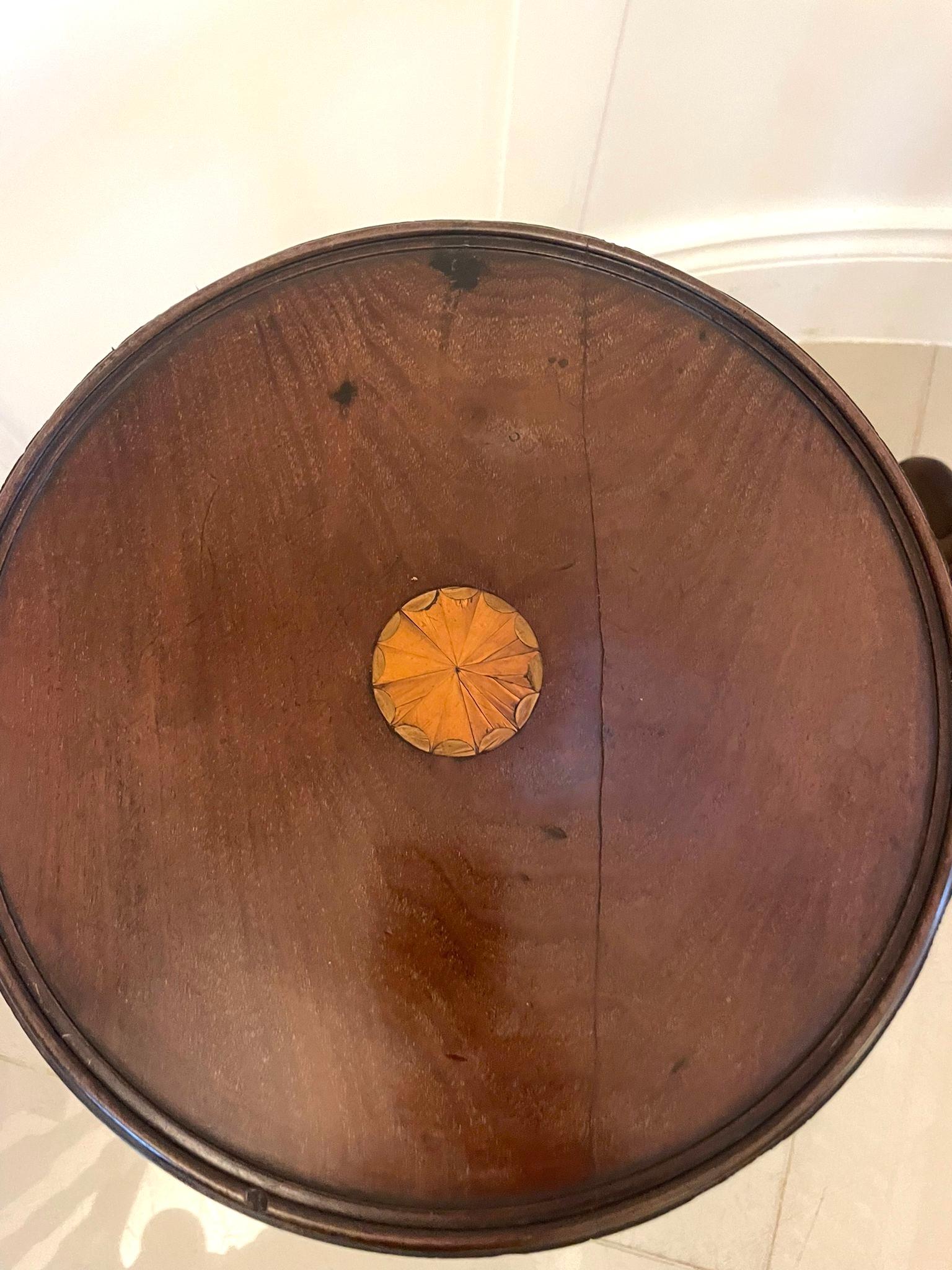 Pareja de Mesas de Lámpara Antiguas de Caoba con Incrustaciones de Calidad Eduardiana siglo XX en venta