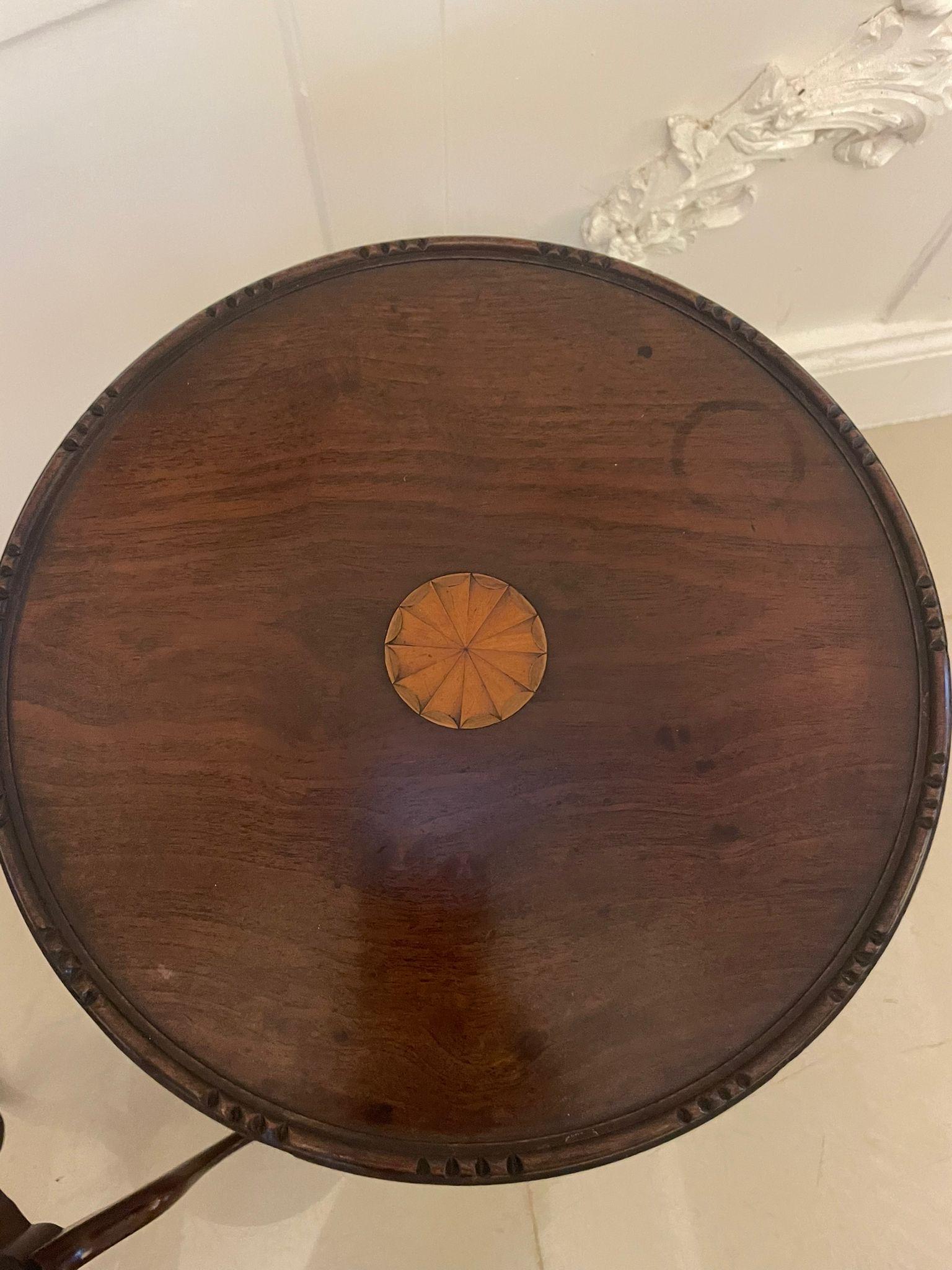 Pareja de Mesas de Lámpara Antiguas de Caoba con Incrustaciones de Calidad Eduardiana en venta 1