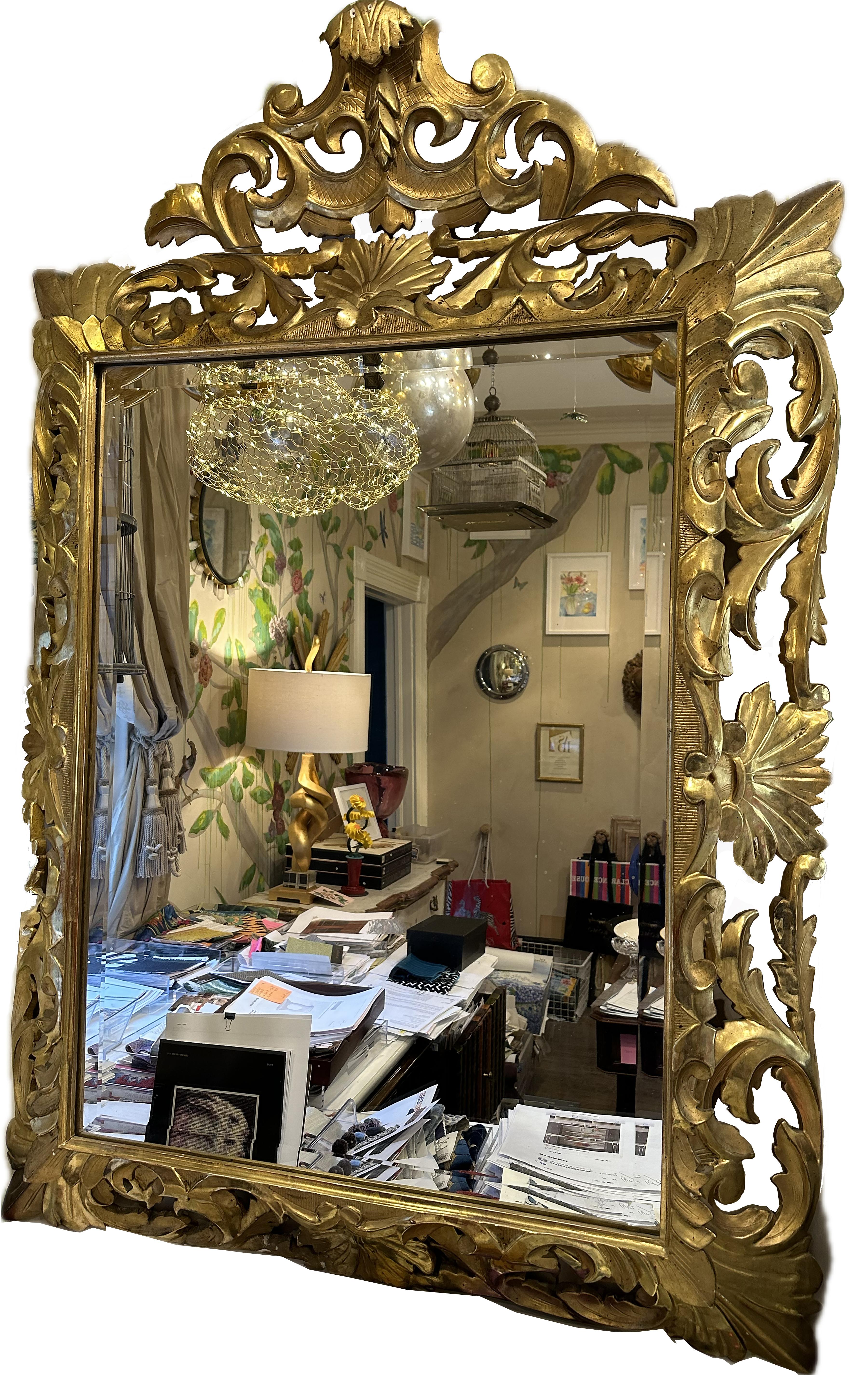 Une paire d'élégants miroirs biseautés antiques italiens dorés au mercure. Sculpture ventilée finement détaillée et feuilles d'acanthe dorées sur tout le pourtour du cadre extérieur. Vers le 17e - 18e siècle.

En très bon état. Légère usure due à