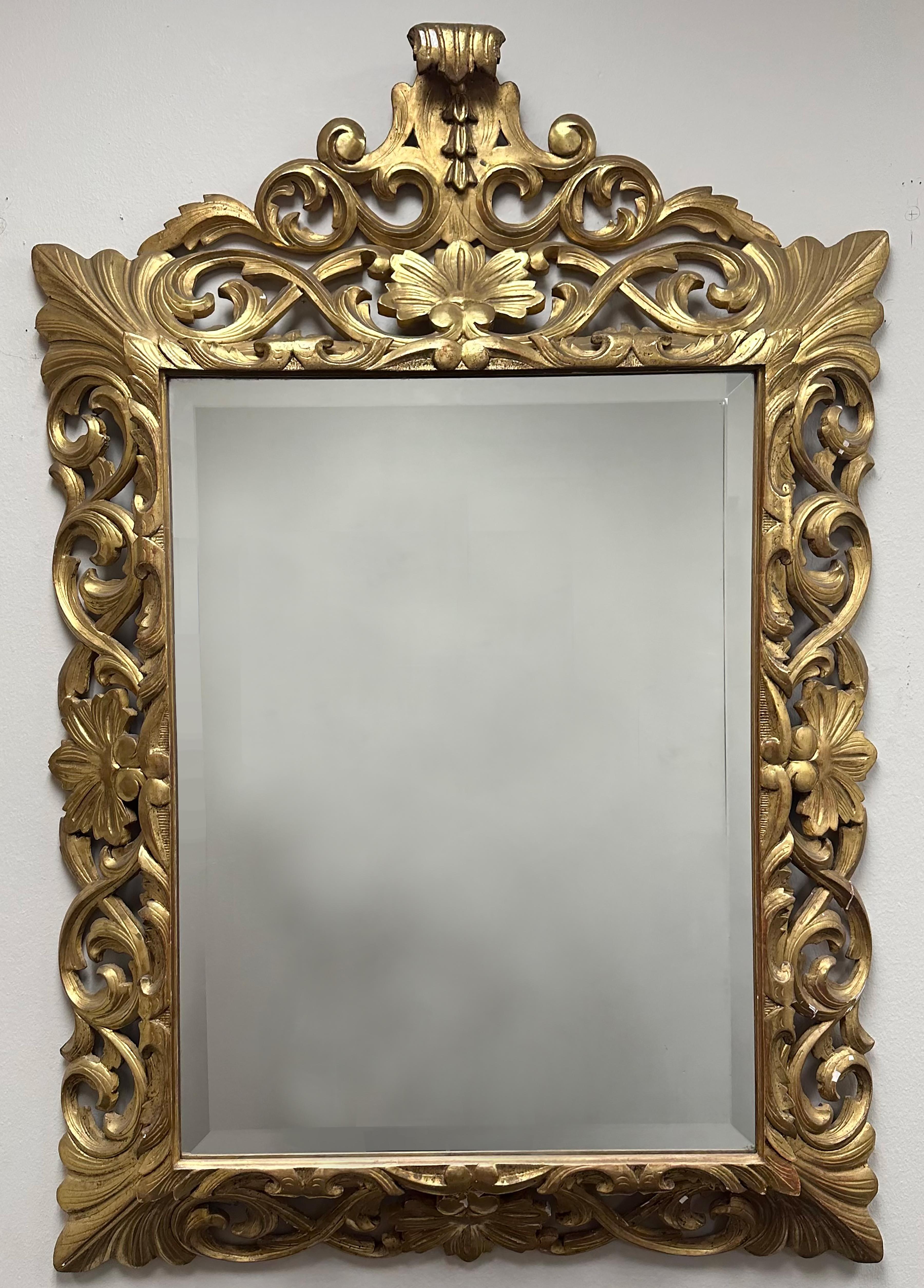 Paire d'anciens miroirs italiens dorés au mercure avec éventail biseauté en vente 3