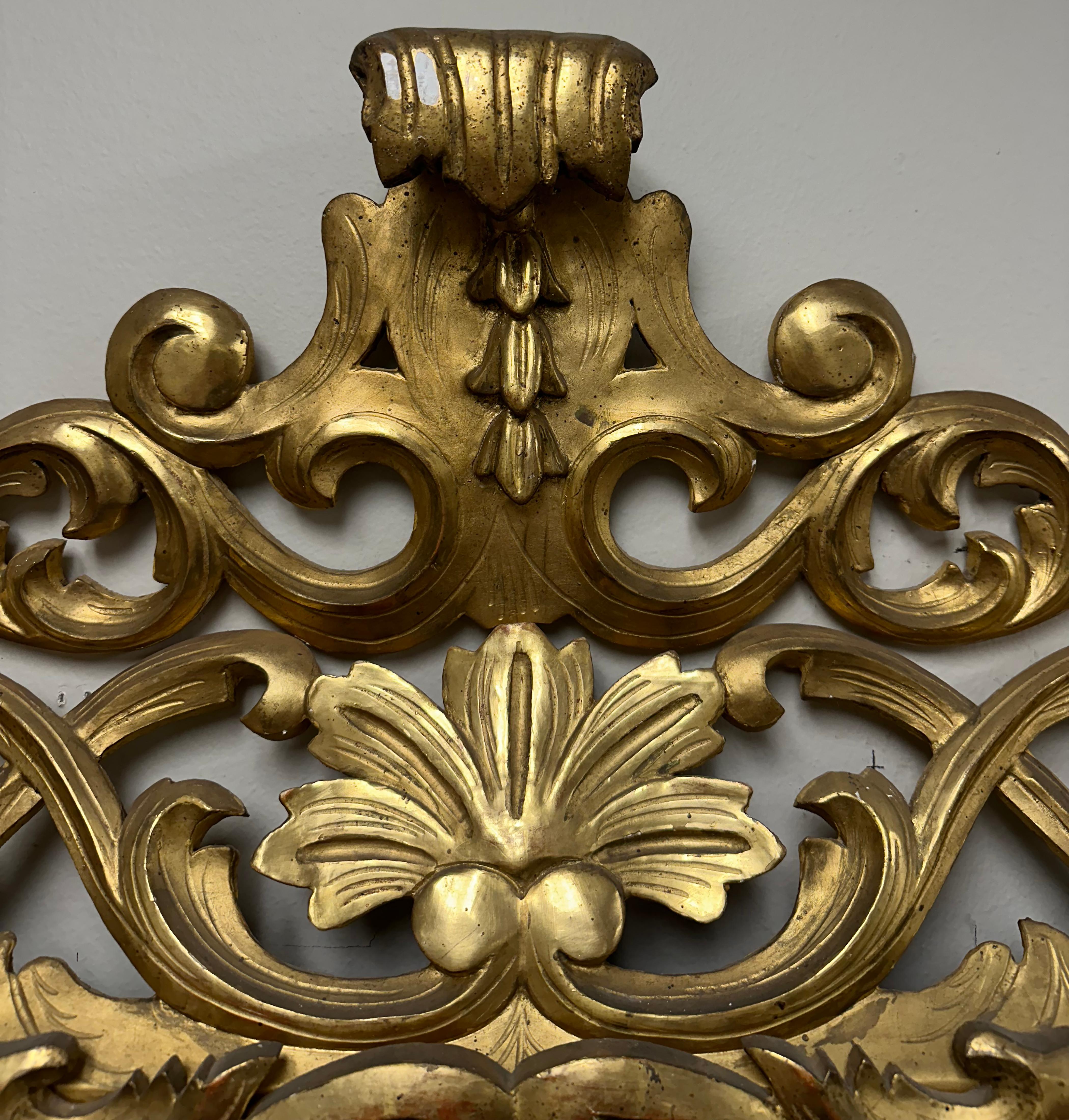Paire d'anciens miroirs italiens dorés au mercure avec éventail biseauté en vente 5