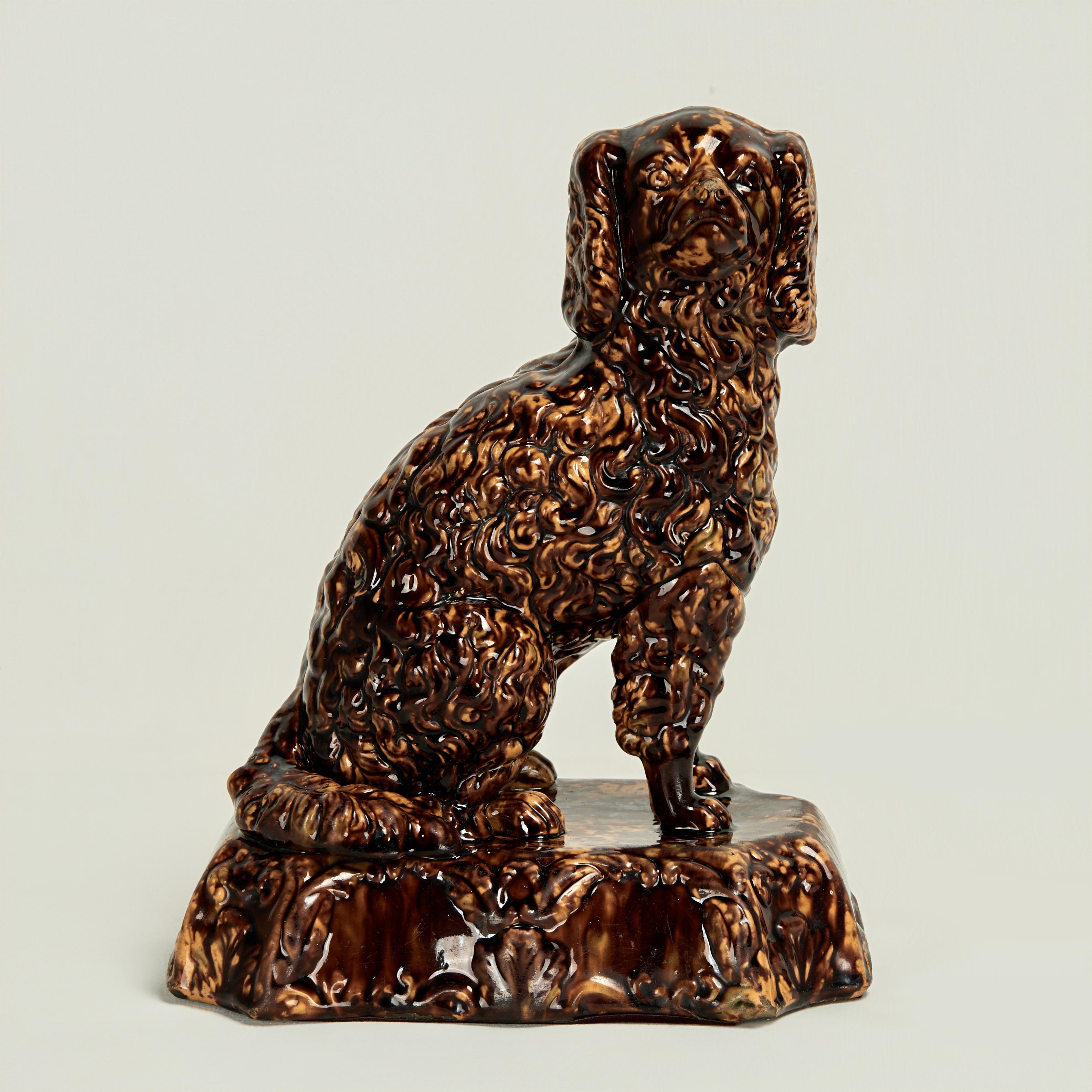 Victorien Paire de chiens anciens en poterie de Rockingham en vente