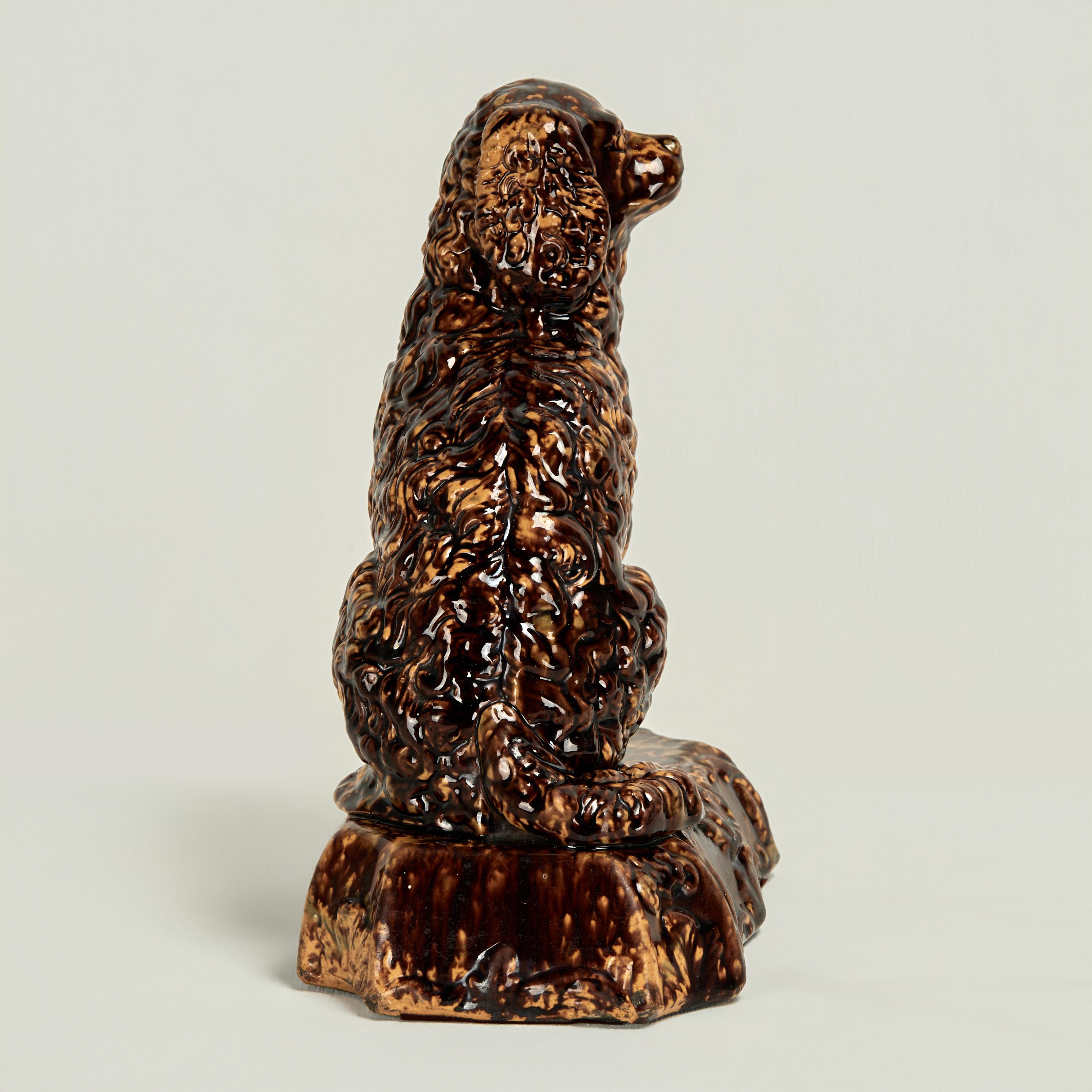 Vernissé Paire de chiens anciens en poterie de Rockingham en vente