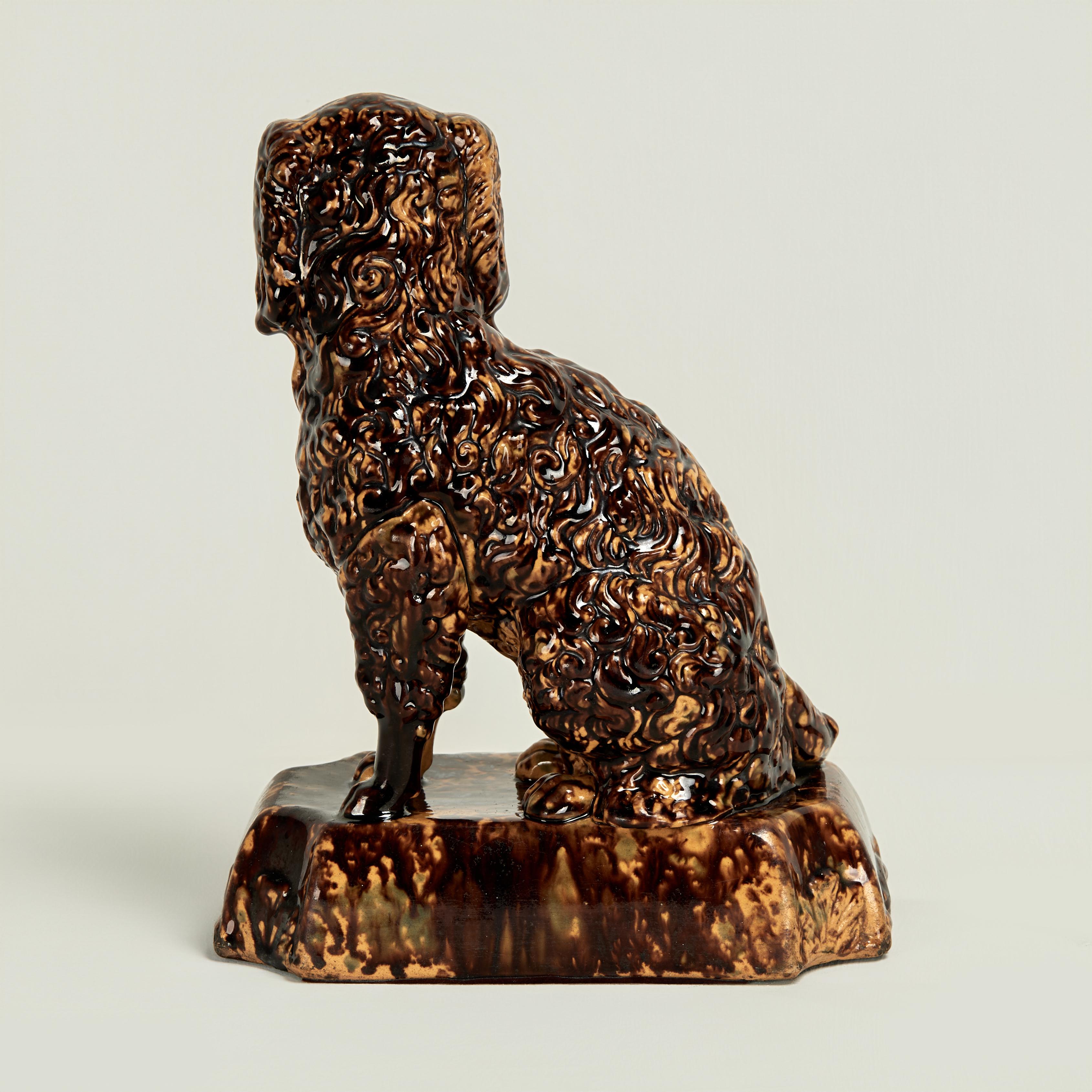 Paire de chiens anciens en poterie de Rockingham Bon état - En vente à Palm Beach, FL