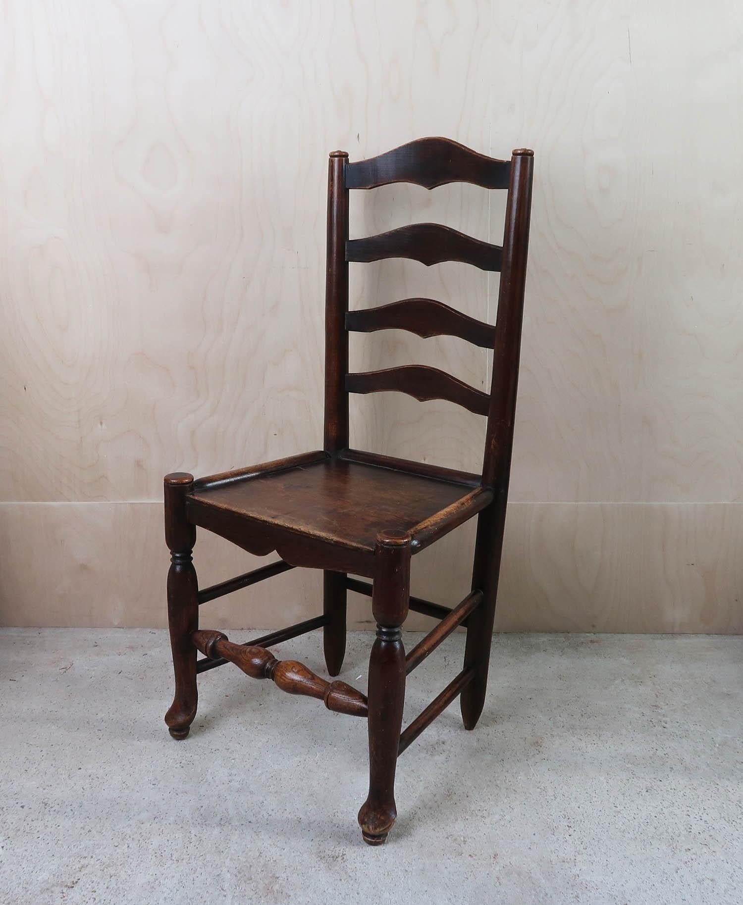 Near Pair of Antique Welsh Country Ladder back Chairs. C.1800 (Ulmenholz) im Angebot