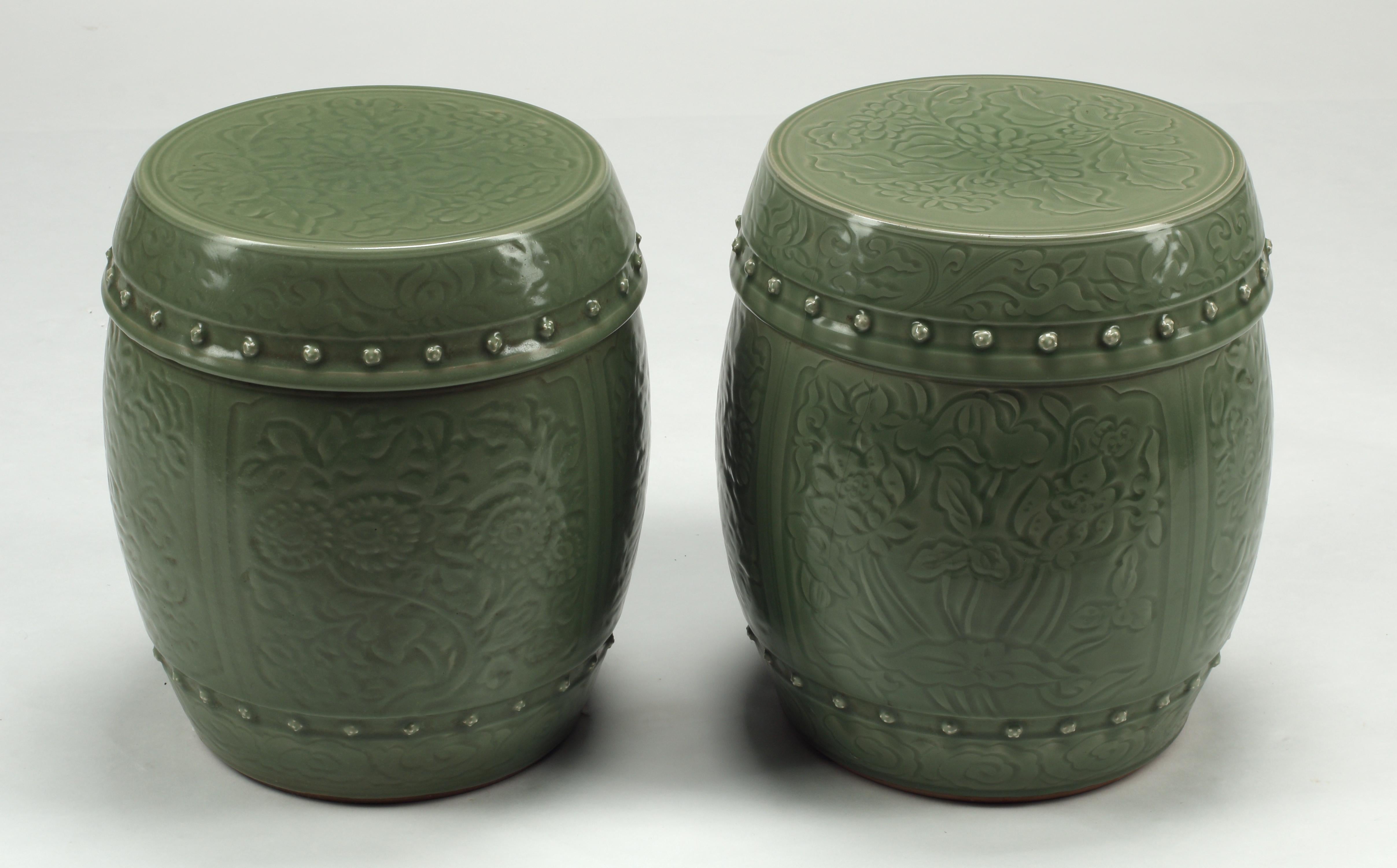 Preciosa pareja cercana de asientos de jardín de porcelana china celadón, elaborados con la clásica forma de tonel. Cada asiento presenta intrincados motivos florales y foliados incisos en la porcelana, que crean textura y profundidad. Los diseños