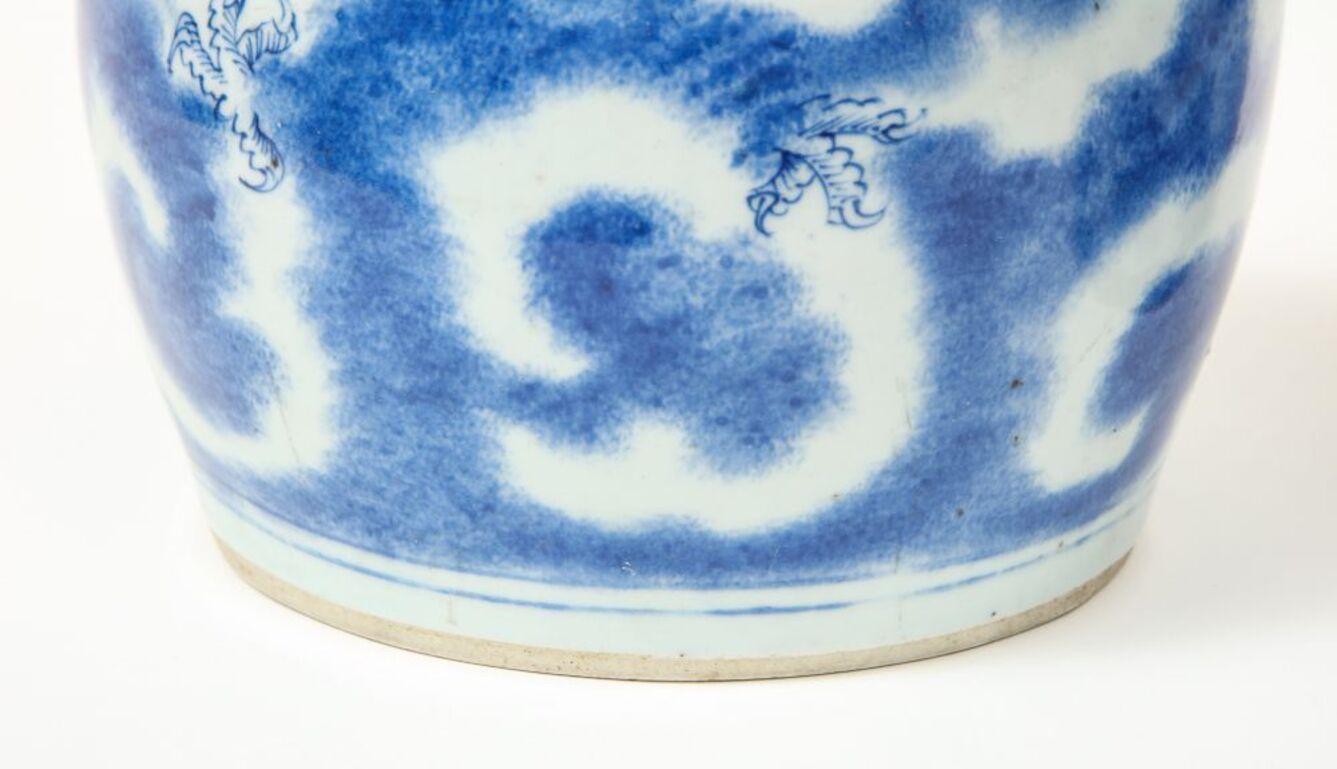 Paire de vases chinois en porcelaine bleue et blanche décorés de dragons en vente 5