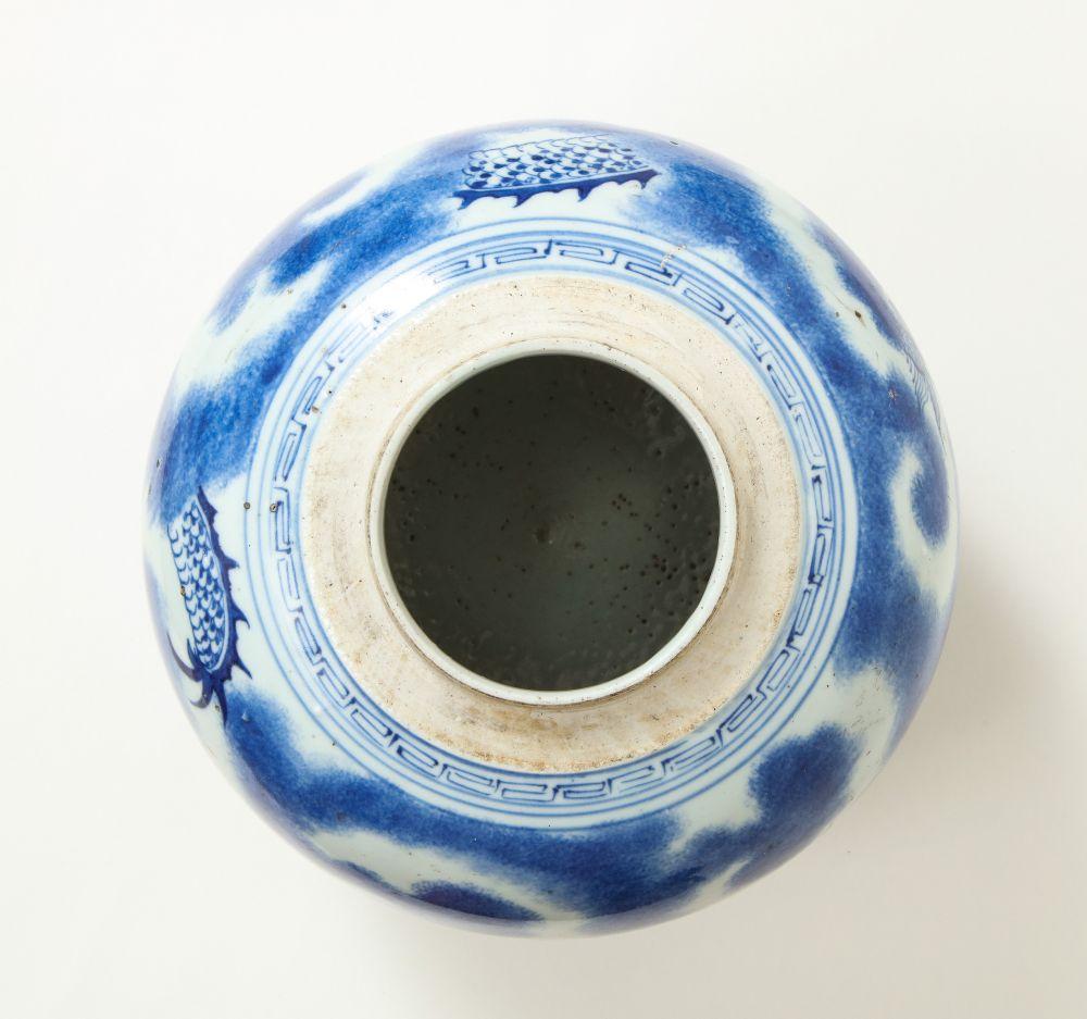 Paire de vases chinois en porcelaine bleue et blanche décorés de dragons en vente 8
