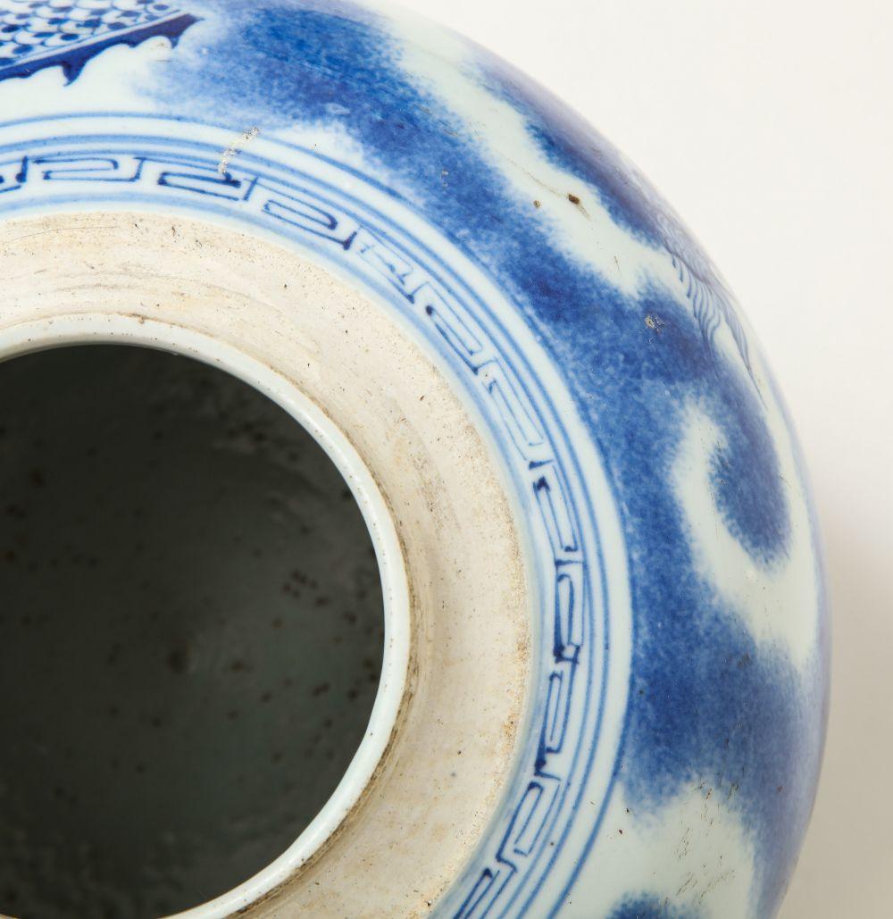 Paire de vases chinois en porcelaine bleue et blanche décorés de dragons en vente 9