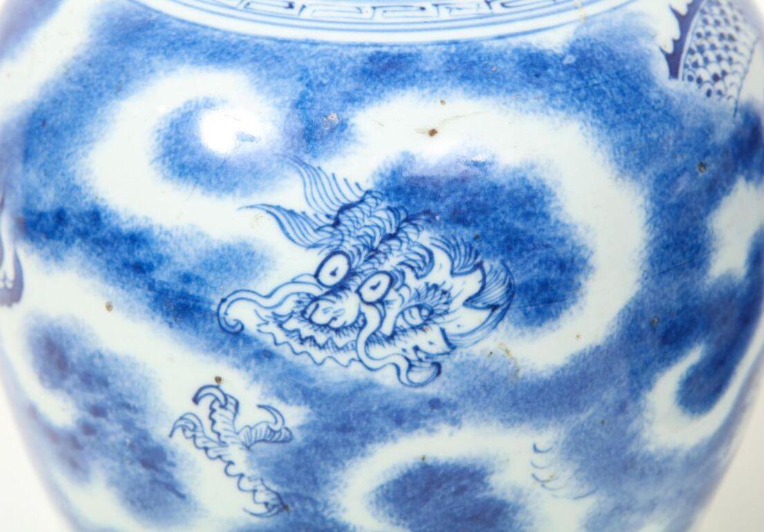 20ième siècle Paire de vases chinois en porcelaine bleue et blanche décorés de dragons en vente
