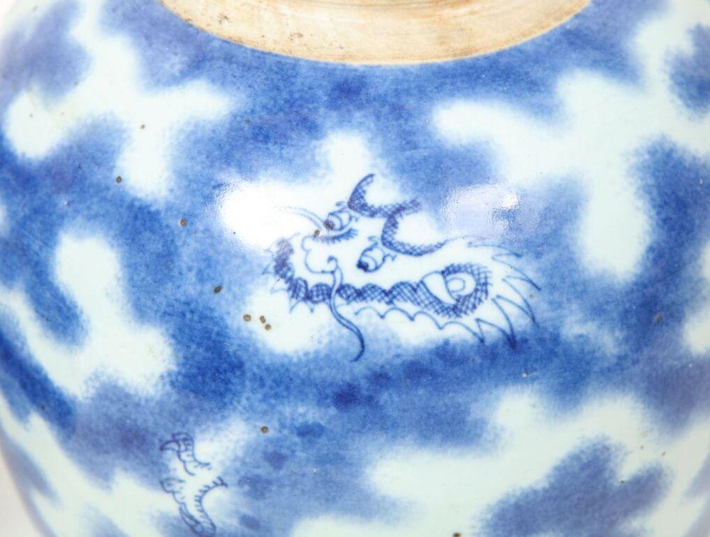 Porcelaine Paire de vases chinois en porcelaine bleue et blanche décorés de dragons en vente