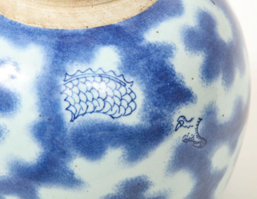 Paire de vases chinois en porcelaine bleue et blanche décorés de dragons en vente 1