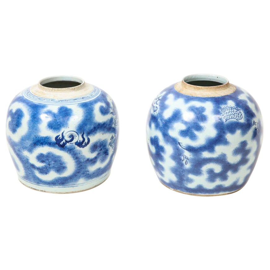 Pareja cercana de jarrones chinos de porcelana azul y blanca decorados con dragones