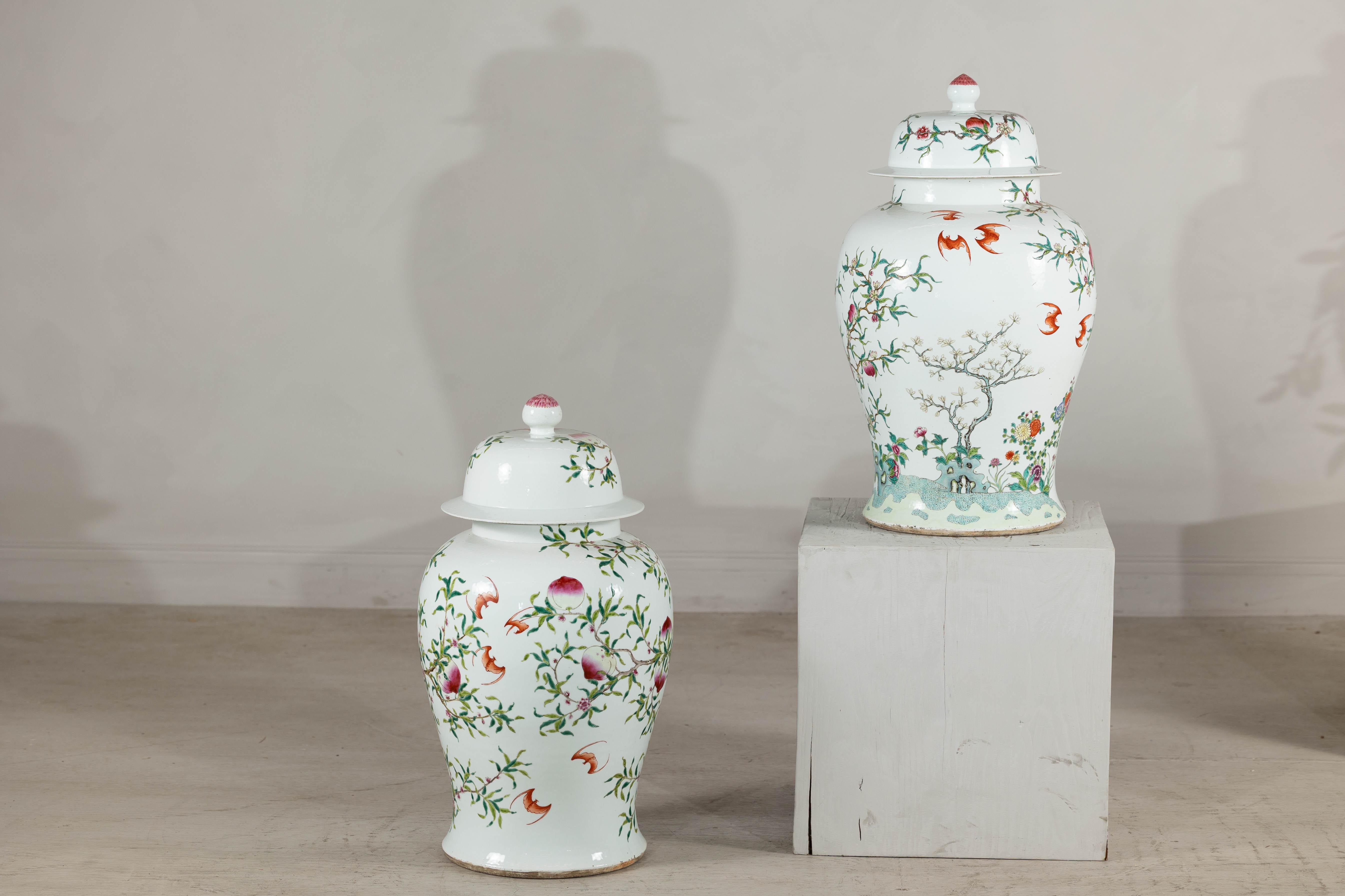Pareja cercana de jarras chinas de jengibre Famille Rose con melocotones, rosas y murciélagos en venta 4