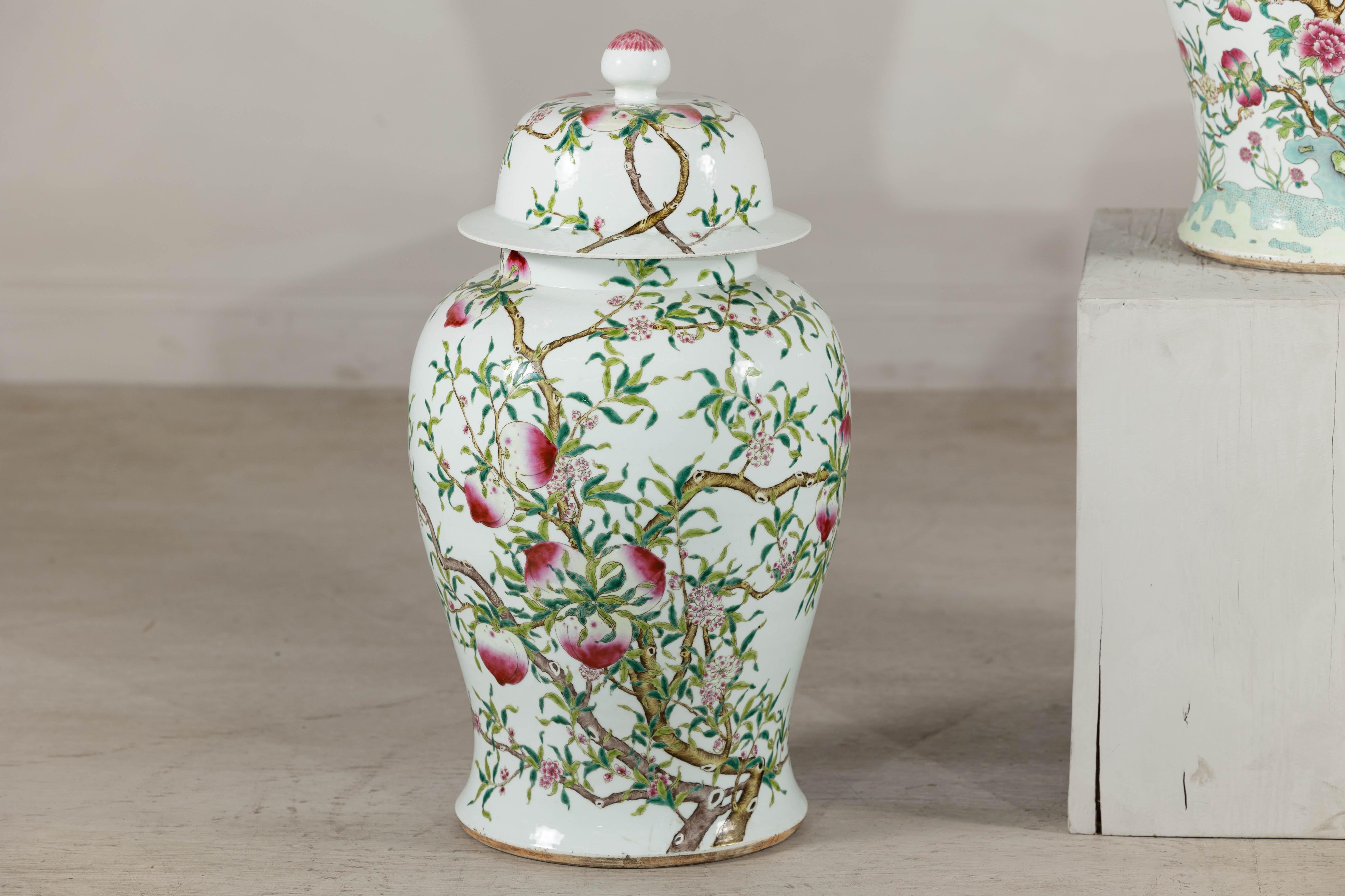 Pareja cercana de jarras chinas de jengibre Famille Rose con melocotones, rosas y murciélagos Chino en venta