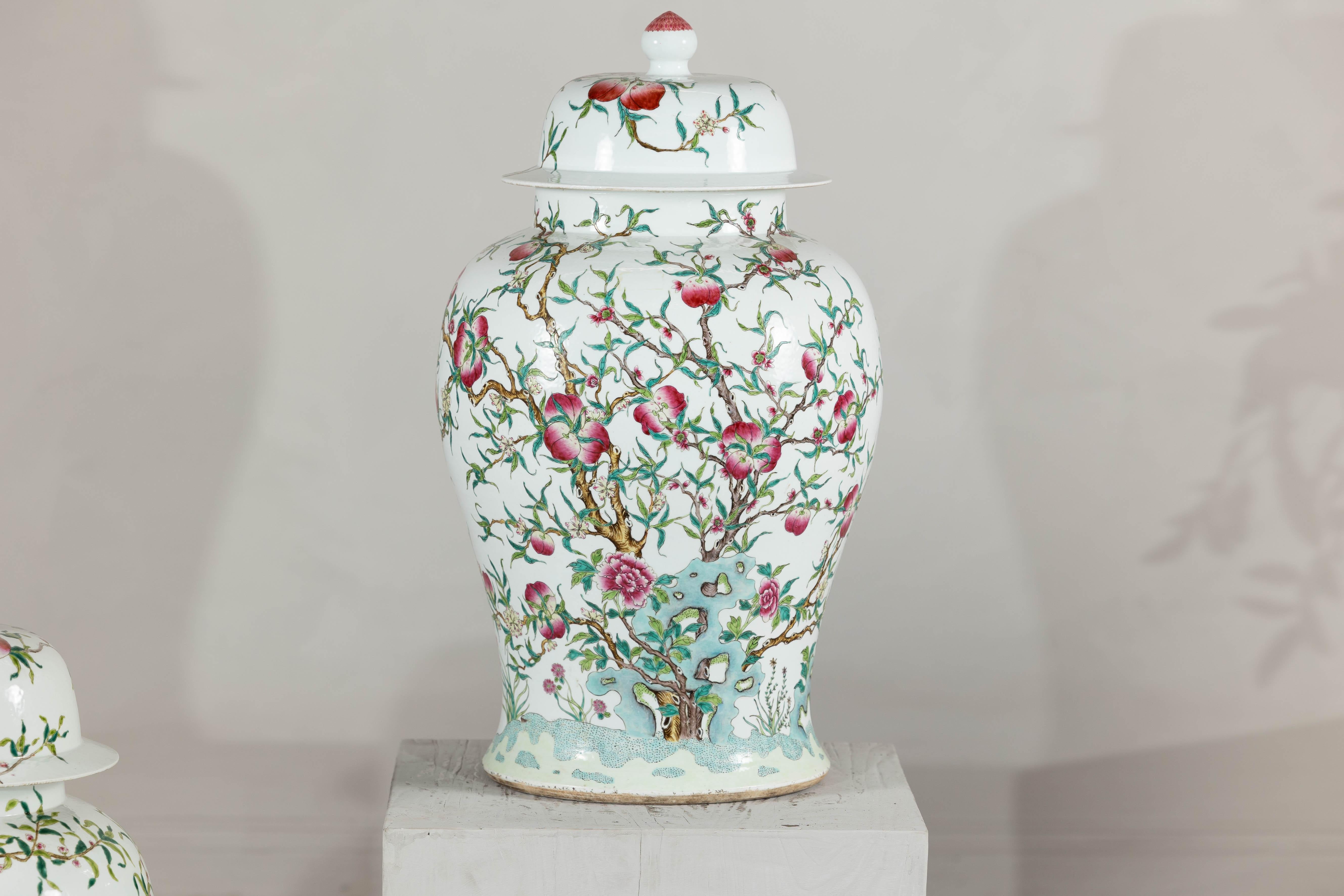 Pareja cercana de jarras chinas de jengibre Famille Rose con melocotones, rosas y murciélagos Pintado a mano en venta