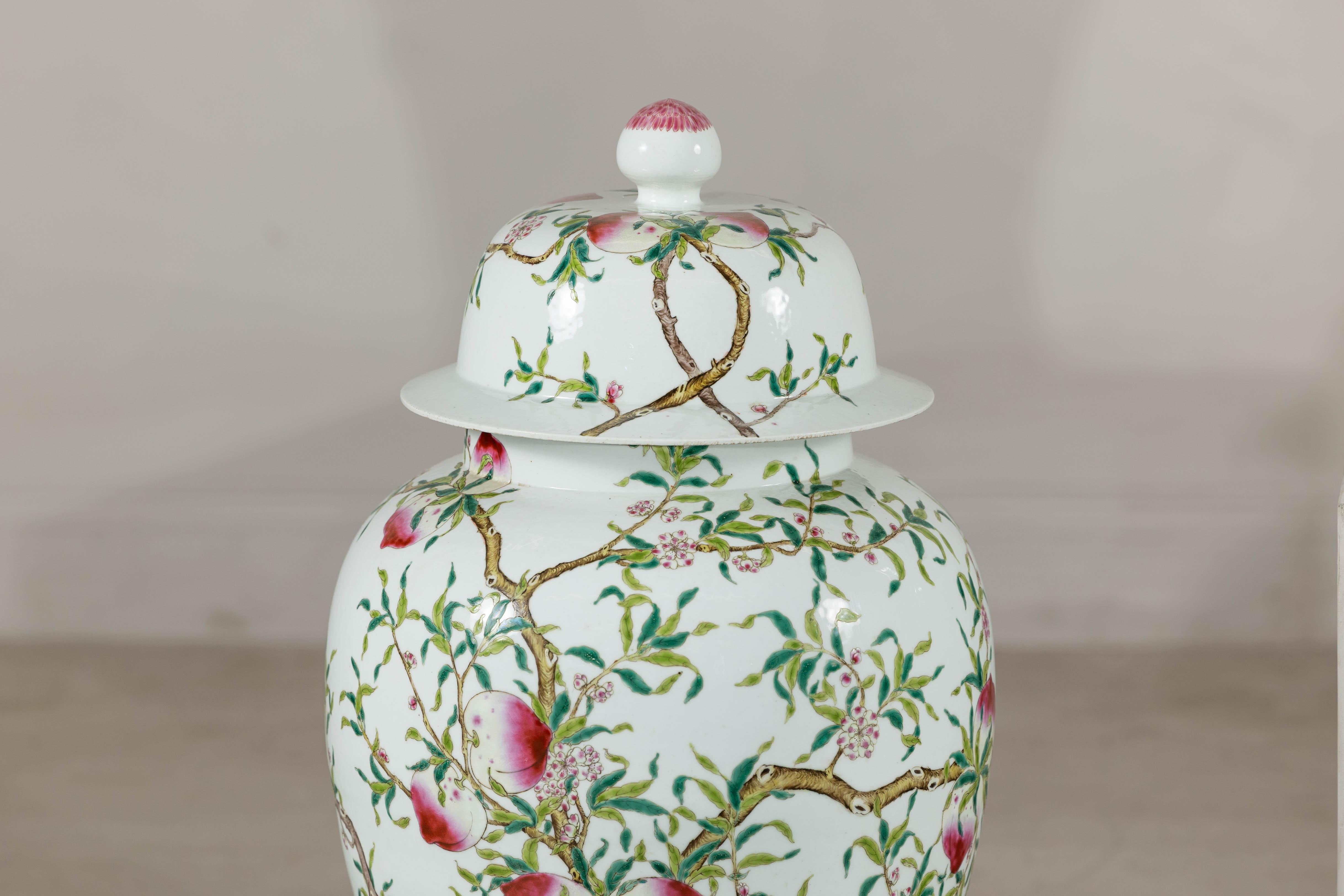 Pareja cercana de jarras chinas de jengibre Famille Rose con melocotones, rosas y murciélagos Porcelana en venta