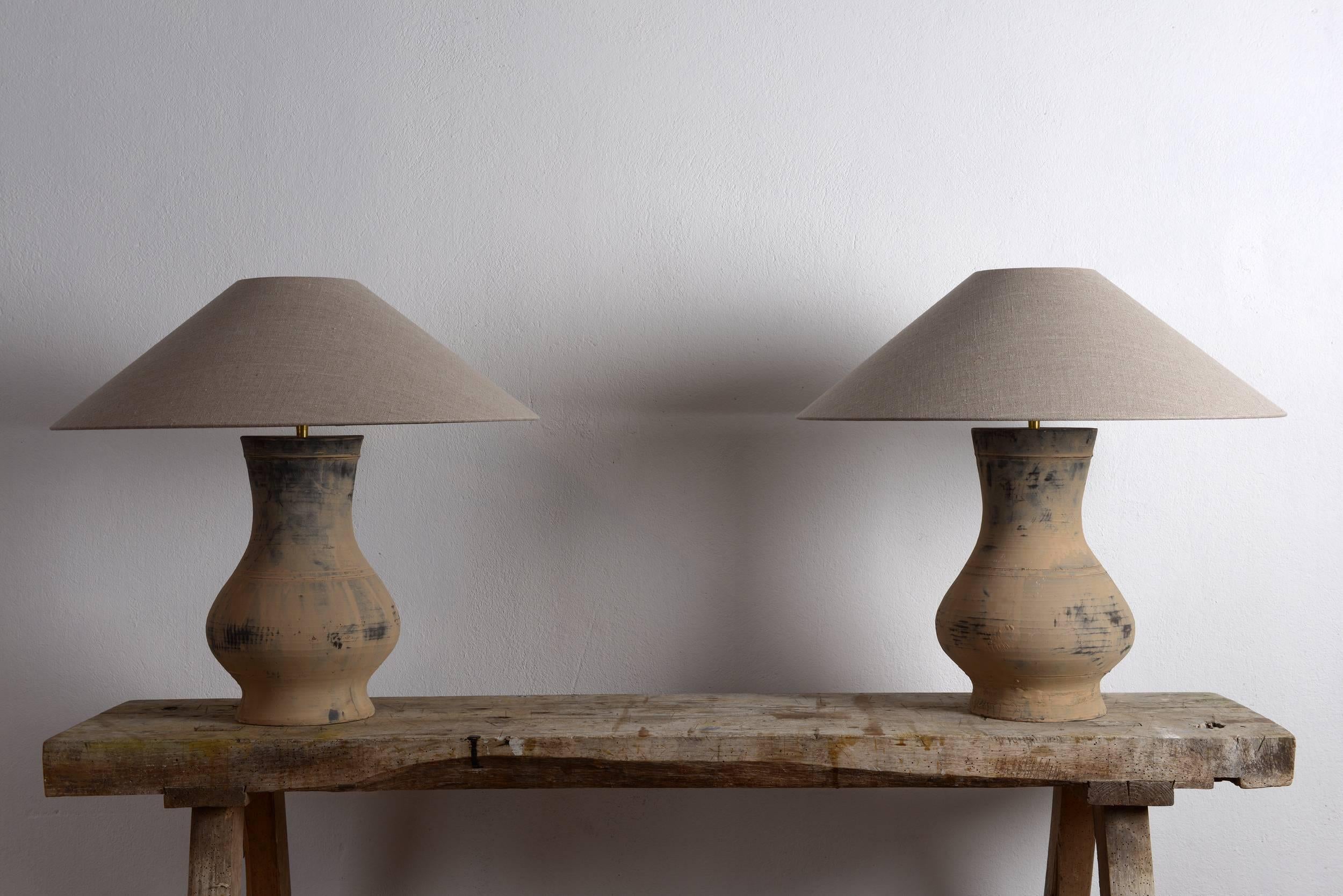 Near Pair of Chinese Han Lamps with Handmade Belgian Linen Shades In Excellent Condition In Jesteburg, DE