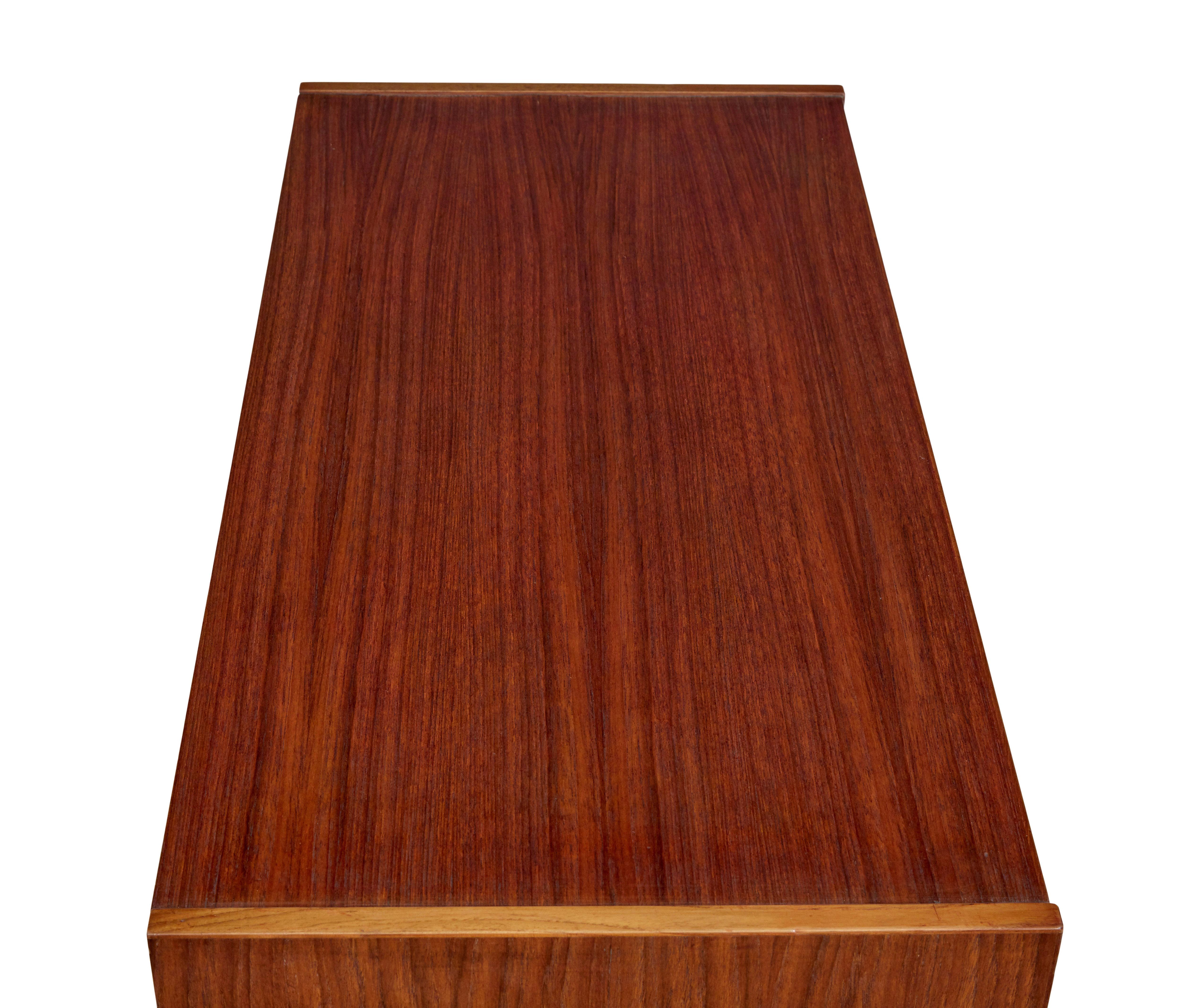 Beinahe zwei dänische Teakholzkommoden aus den 1970er Jahren (Moderne der Mitte des Jahrhunderts) im Angebot