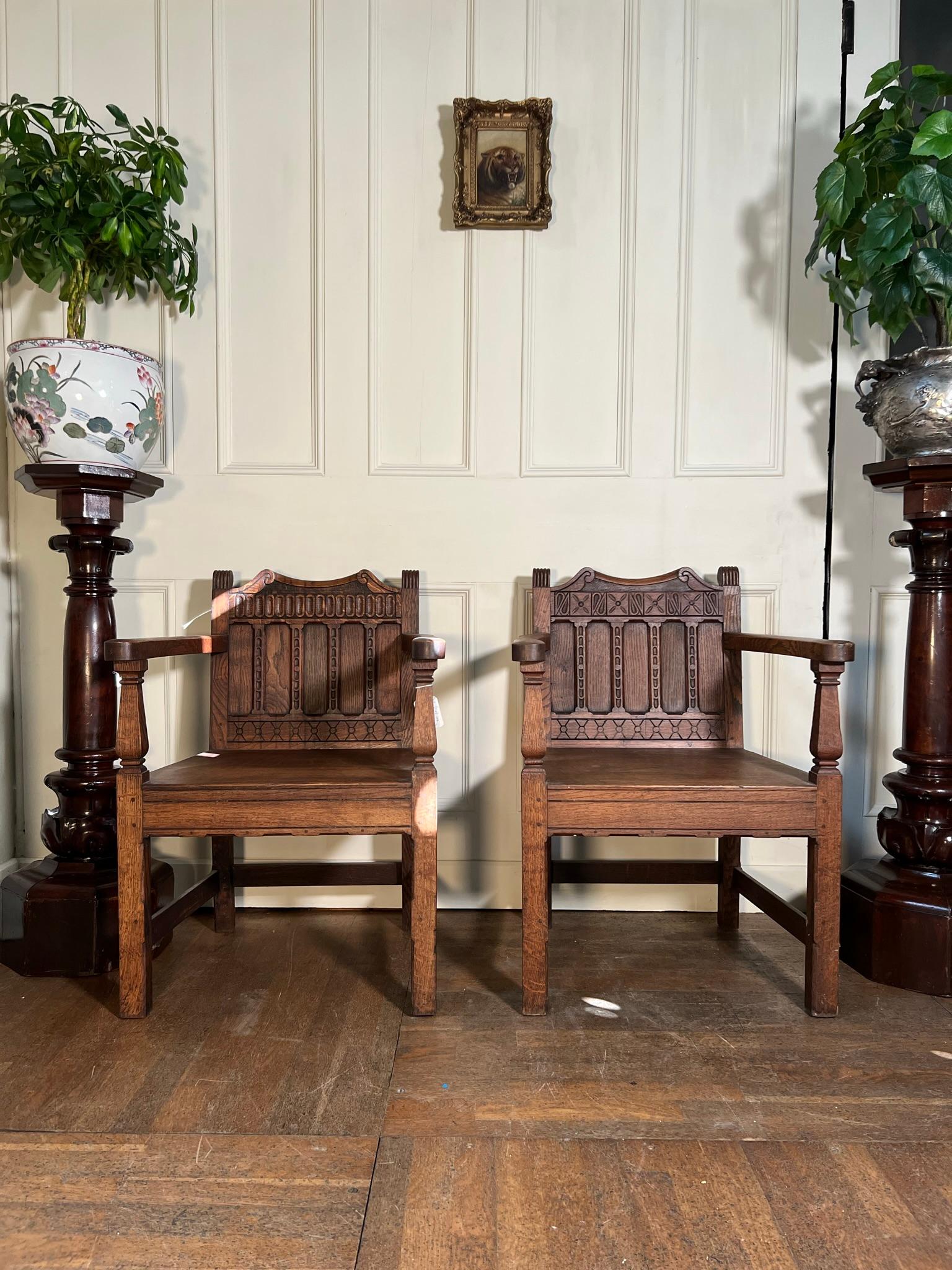 Near Pair of Early 20th Century Oak Hall Chairs In Good Condition For Sale In Warrington, GB