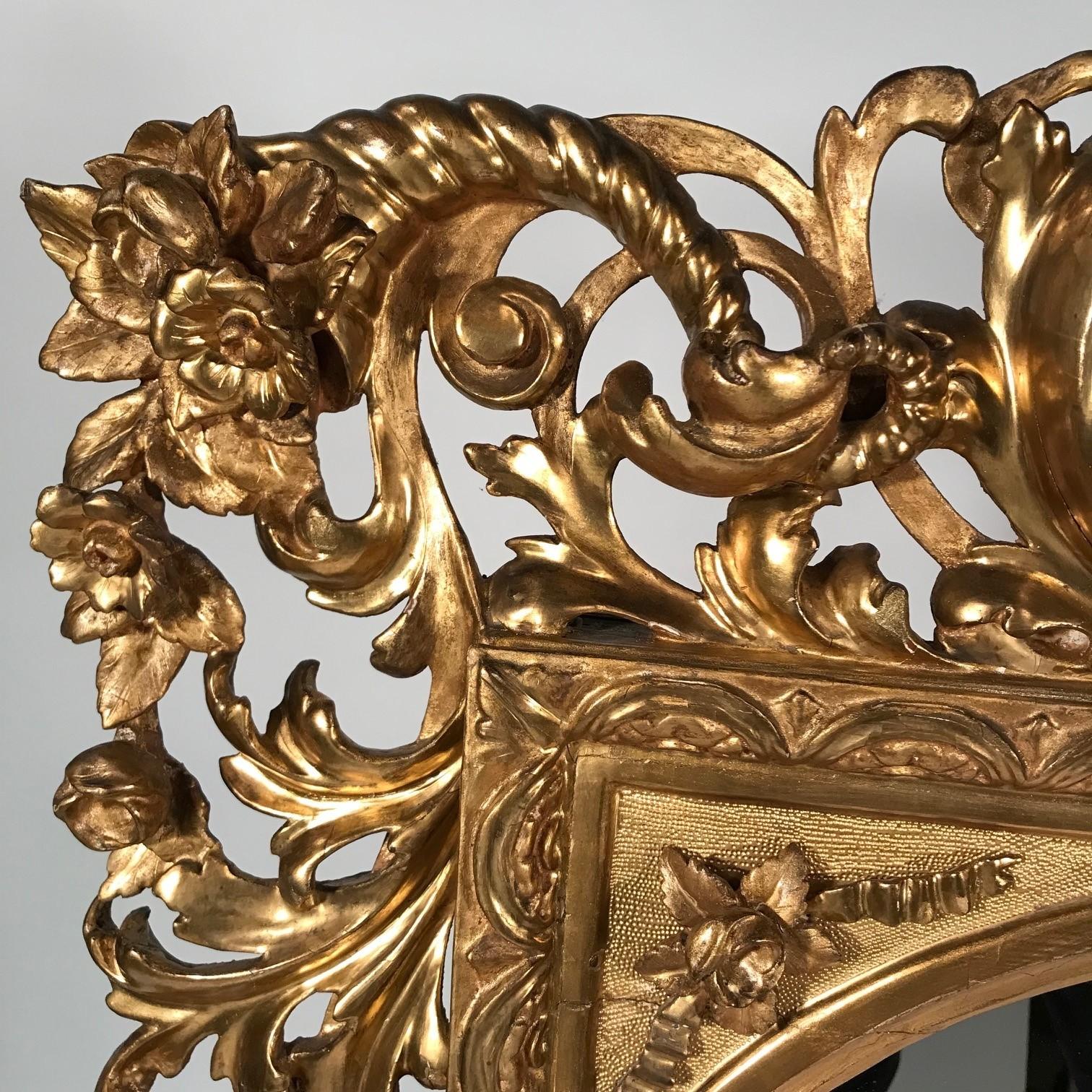 Près d'une paire de  Miroirs en bois doré de style baroque Florentine en vente 4