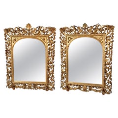 Près d'une paire de  Miroirs en bois doré de style baroque Florentine