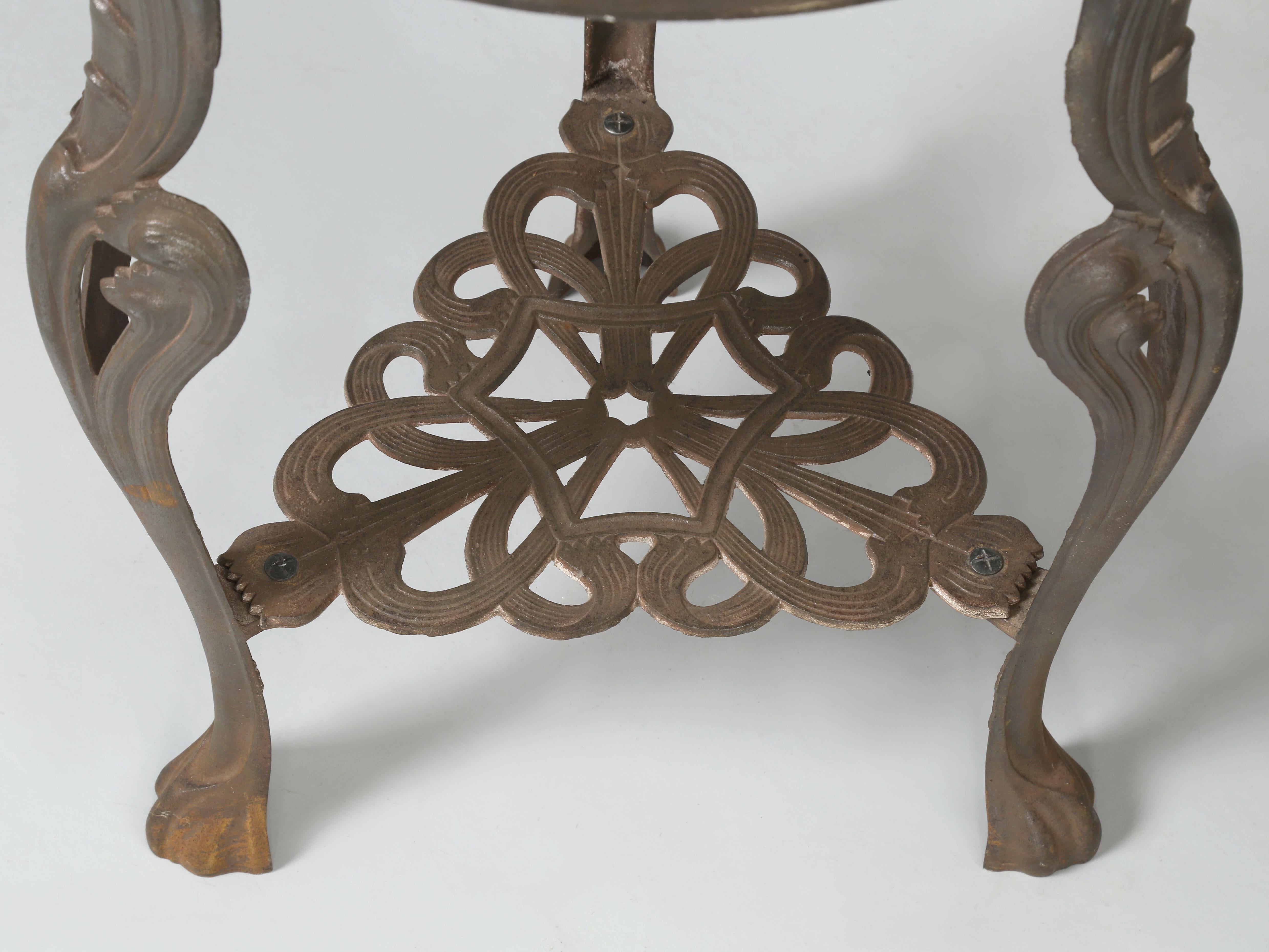 Near Pair of French Art Nouveau Guéridon Cast Iron Tables with Stone Tops (Paire de tables en fonte avec plateaux en pierre) en vente 5