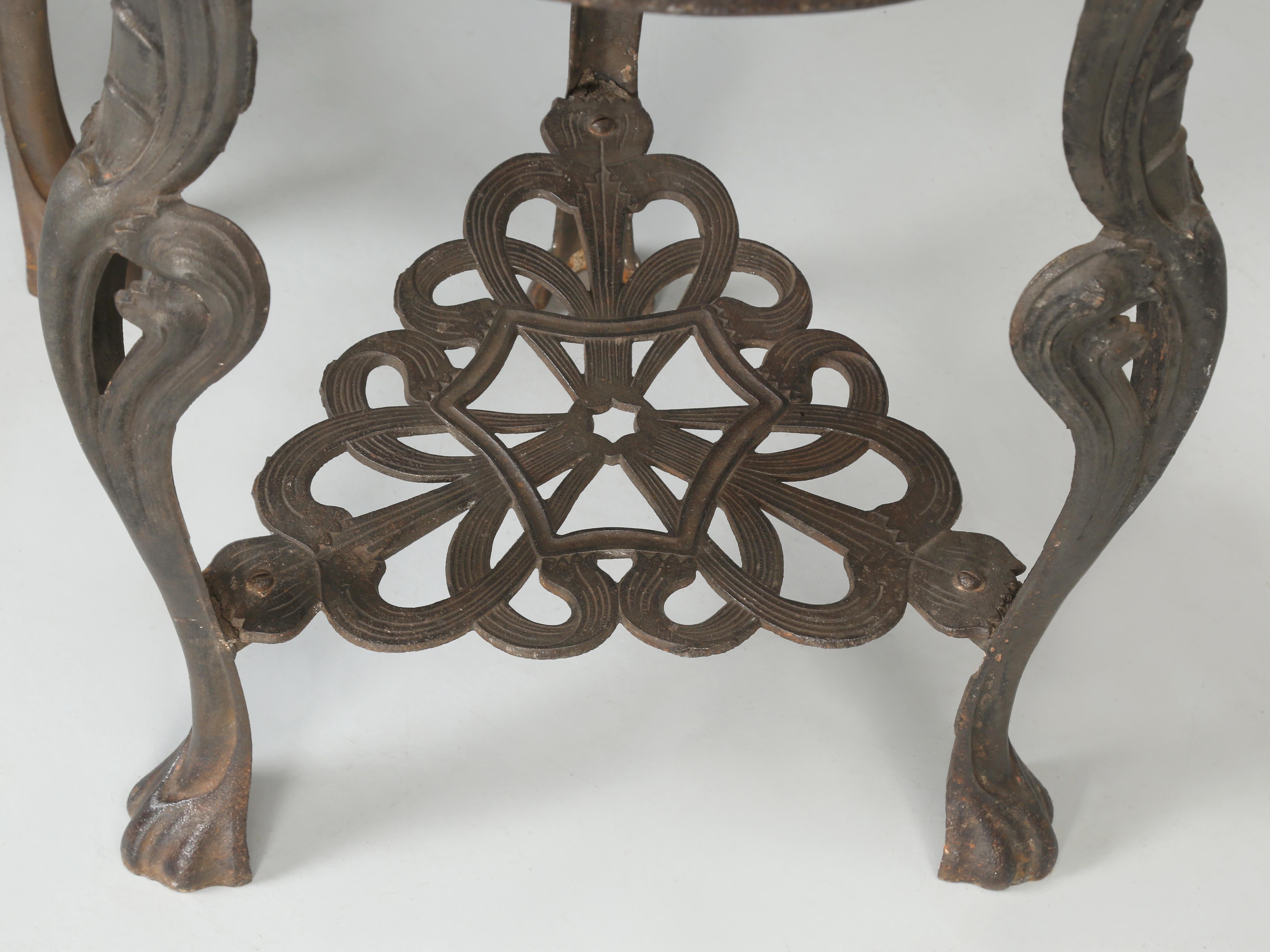 Near Pair of French Art Nouveau Guéridon Cast Iron Tables with Stone Tops (Paire de tables en fonte avec plateaux en pierre) en vente 6