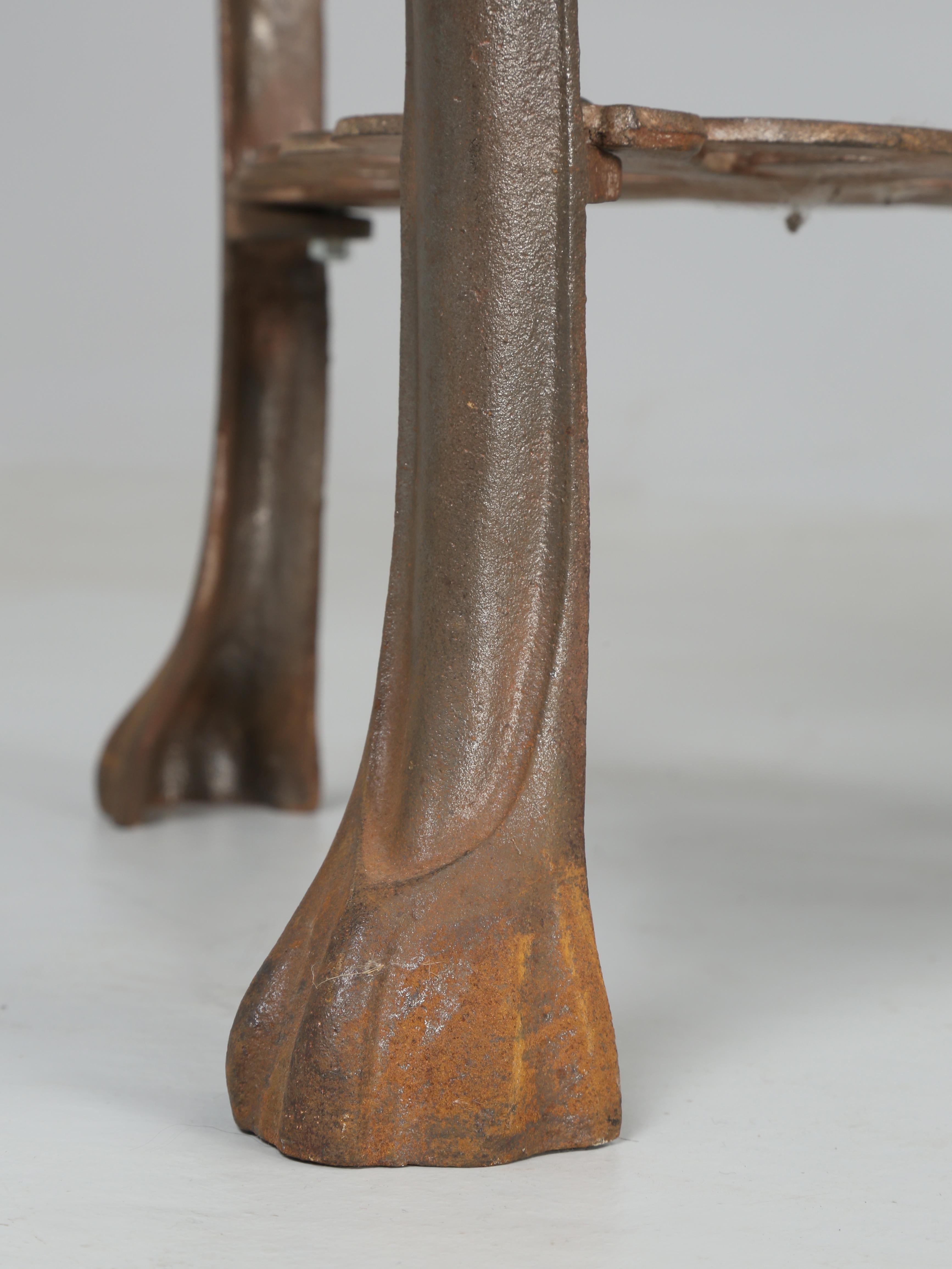 Near Pair of French Art Nouveau Guéridon Cast Iron Tables with Stone Tops (Paire de tables en fonte avec plateaux en pierre) en vente 9
