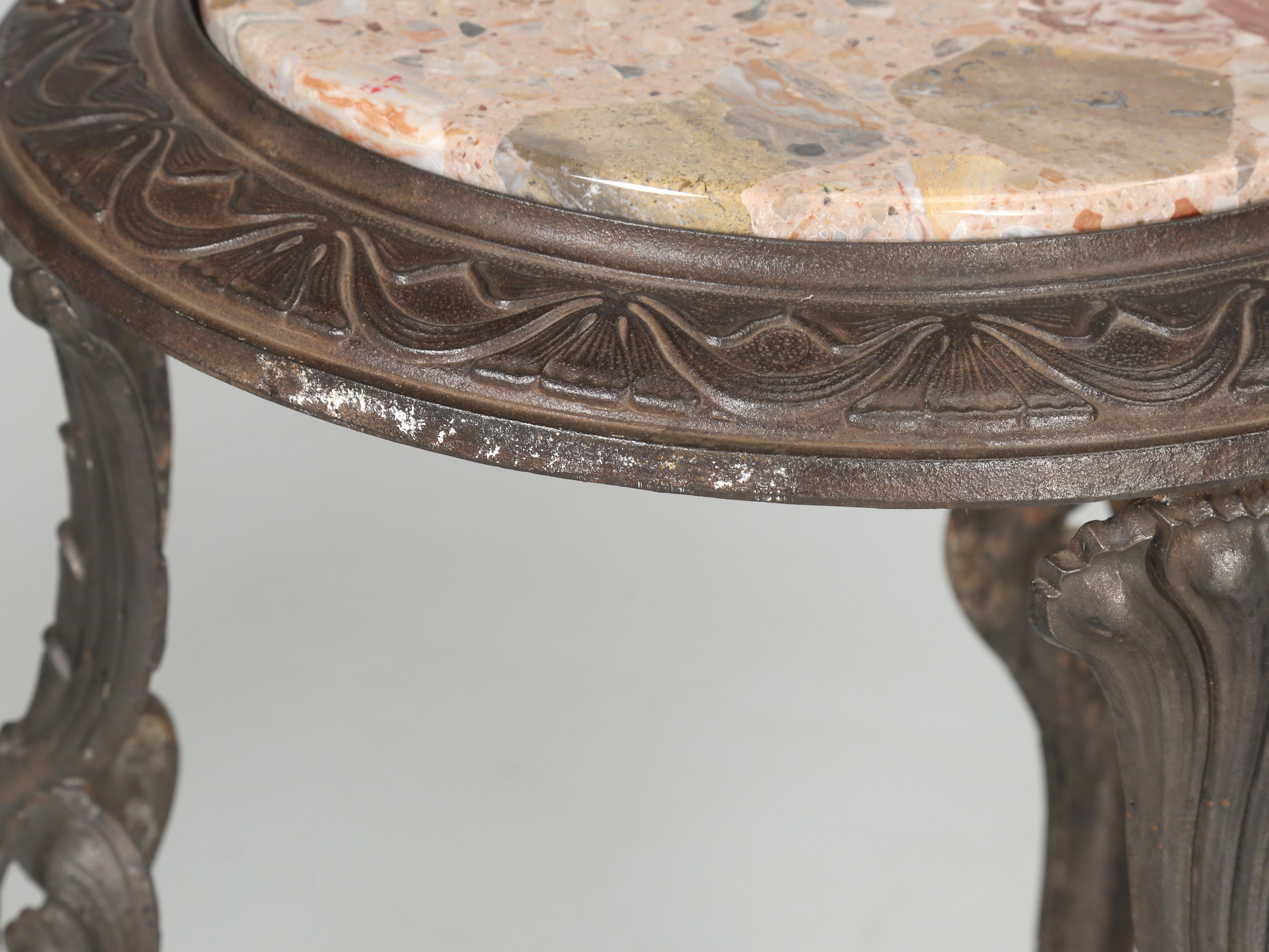 Fin du XIXe siècle Near Pair of French Art Nouveau Guéridon Cast Iron Tables with Stone Tops (Paire de tables en fonte avec plateaux en pierre) en vente