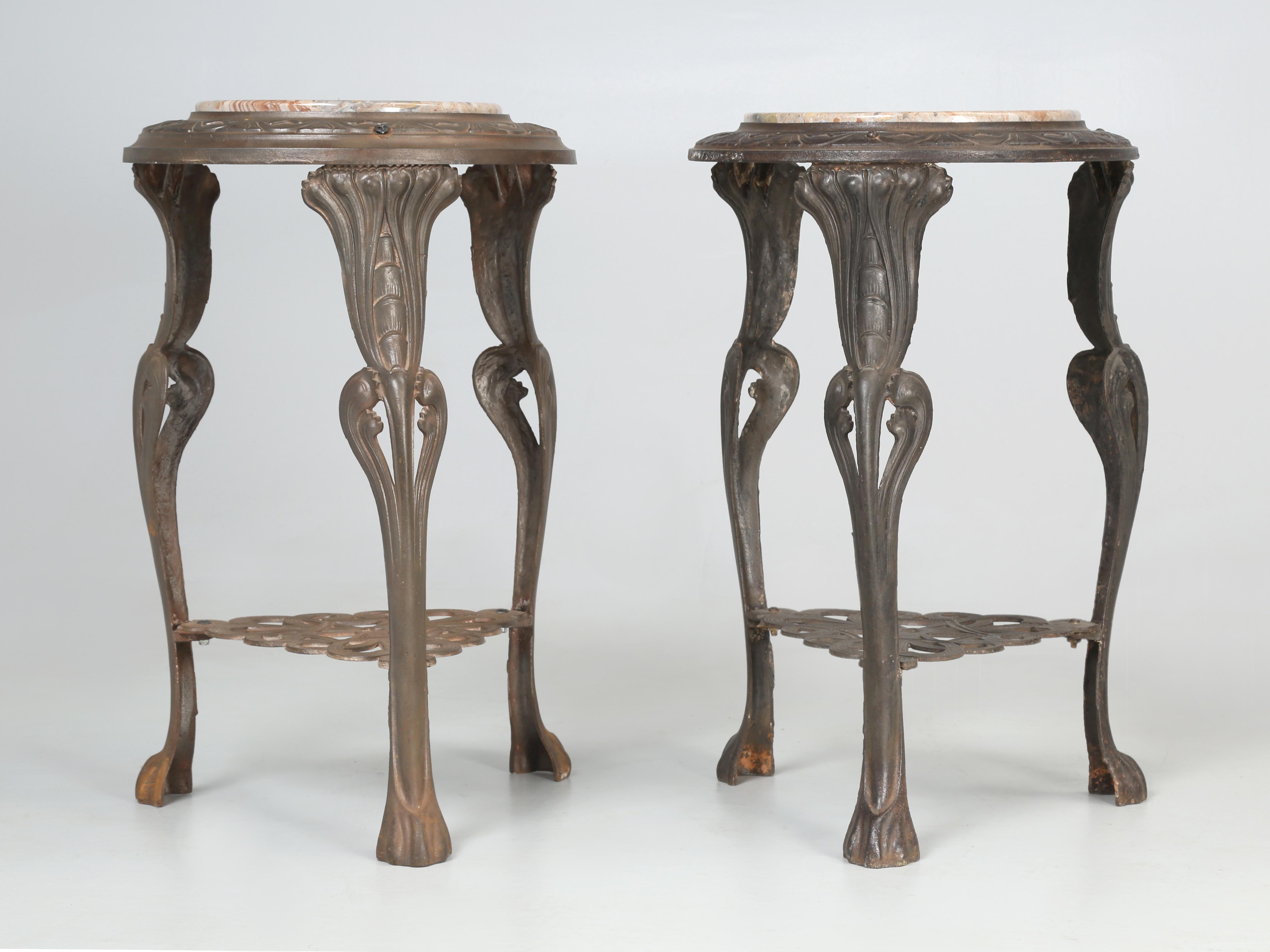 Marbre Near Pair of French Art Nouveau Guéridon Cast Iron Tables with Stone Tops (Paire de tables en fonte avec plateaux en pierre) en vente