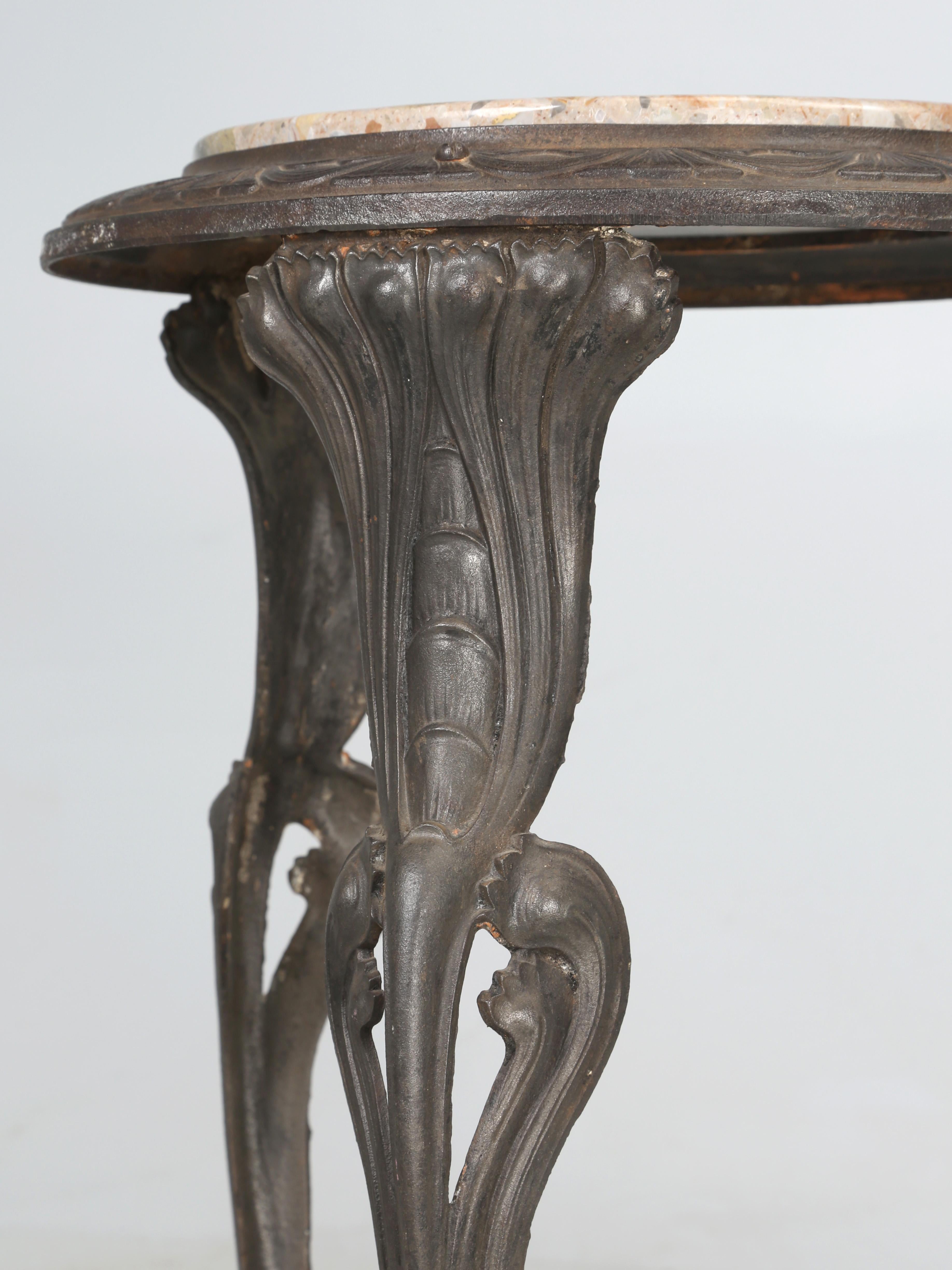 Near Pair of French Art Nouveau Guéridon Cast Iron Tables with Stone Tops (Paire de tables en fonte avec plateaux en pierre) en vente 1