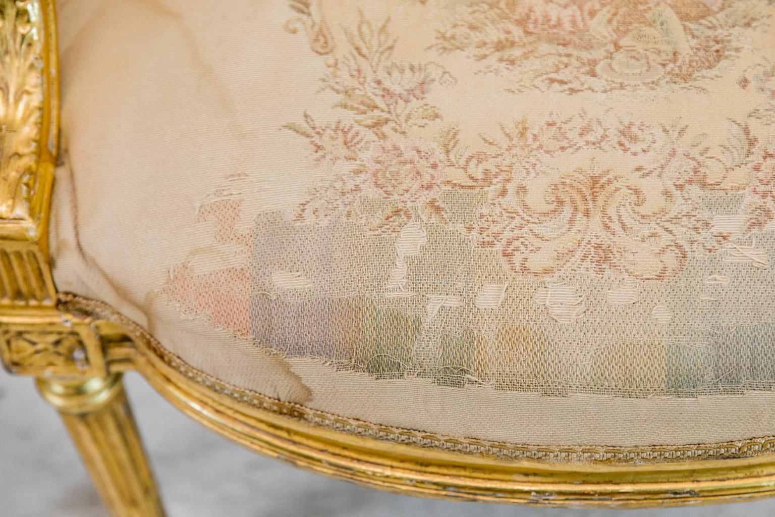 Early 20th Century Near Pair of French Gilt Armchairs For Sale