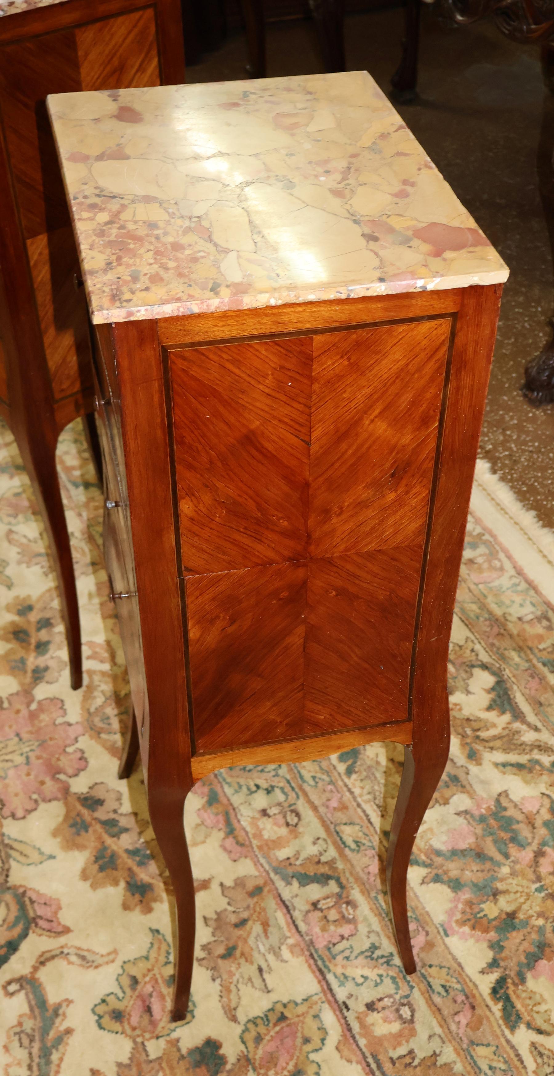 Legno di seta Coppia di Comodini da notte con piano in marmo intarsiato in stile Luigi XV in vendita
